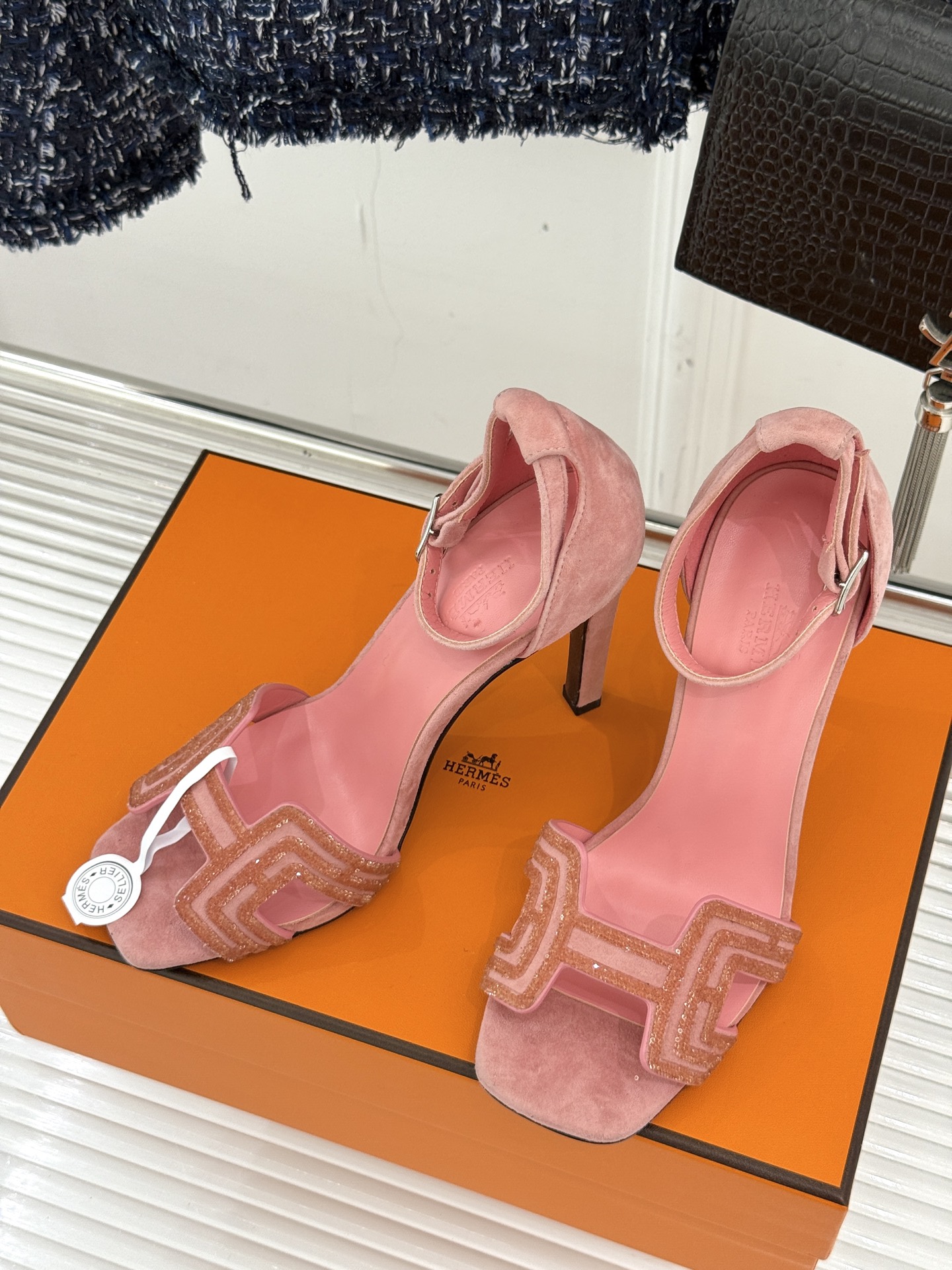 
Hermès/爱马仕经典春夏H高跟凉鞋
夏日凉鞋矩阵已就位✨  
经典H型搭扣+闪耀钻饰
细高跟勾勒修