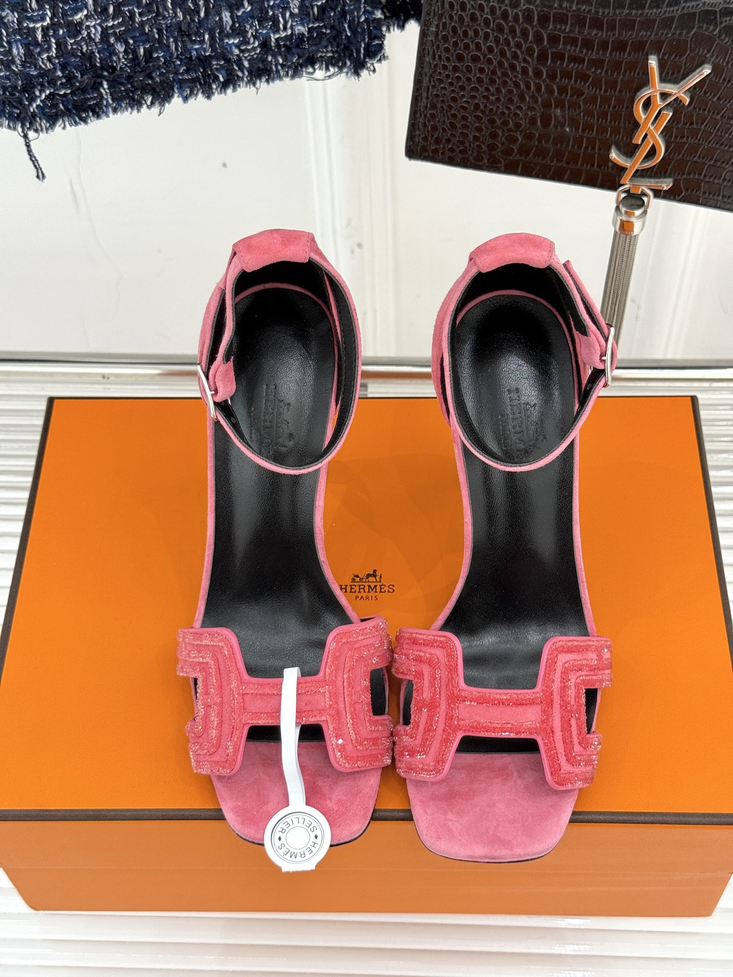 
Hermès/爱马仕经典春夏H高跟凉鞋
夏日凉鞋矩阵已就位✨  
经典H型搭扣+闪耀钻饰
细高跟勾勒修