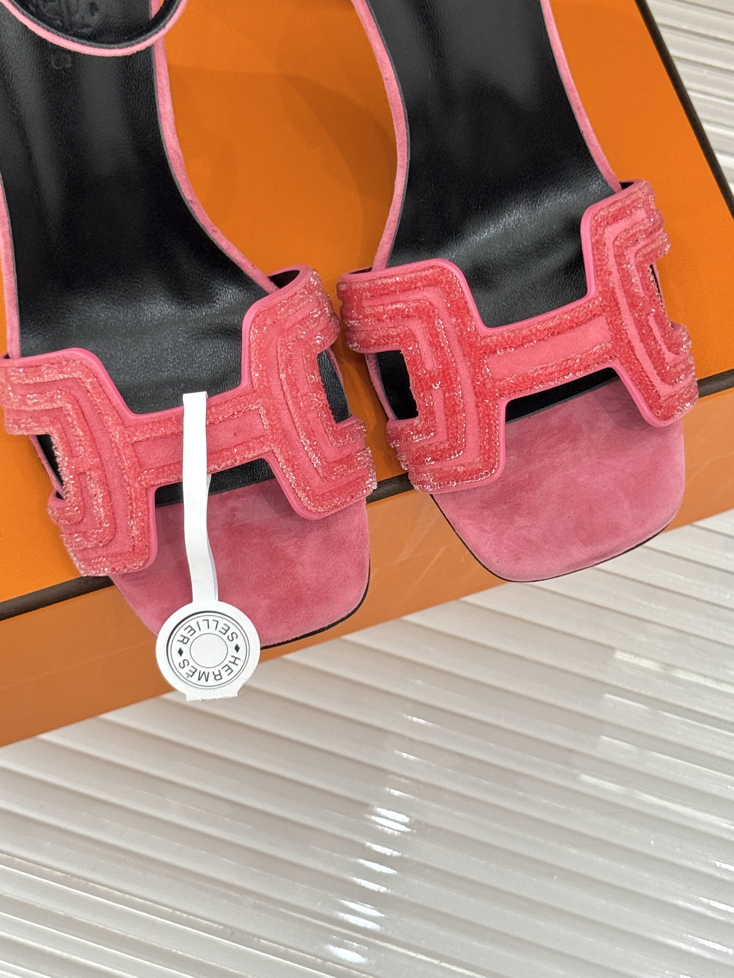 
Hermès/爱马仕经典春夏H高跟凉鞋
夏日凉鞋矩阵已就位✨  
经典H型搭扣+闪耀钻饰
细高跟勾勒修