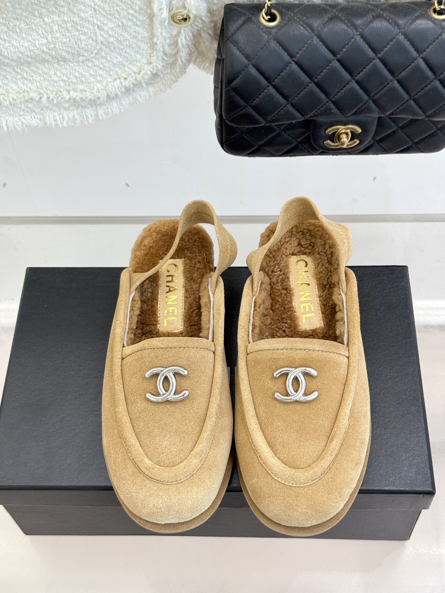 
CHANE*｜小香25k秋冬新品毛毛
半拖凉鞋
把经典双C与慵懒松弛感揉碎重组✨
麂皮/皮革鞋面自带高