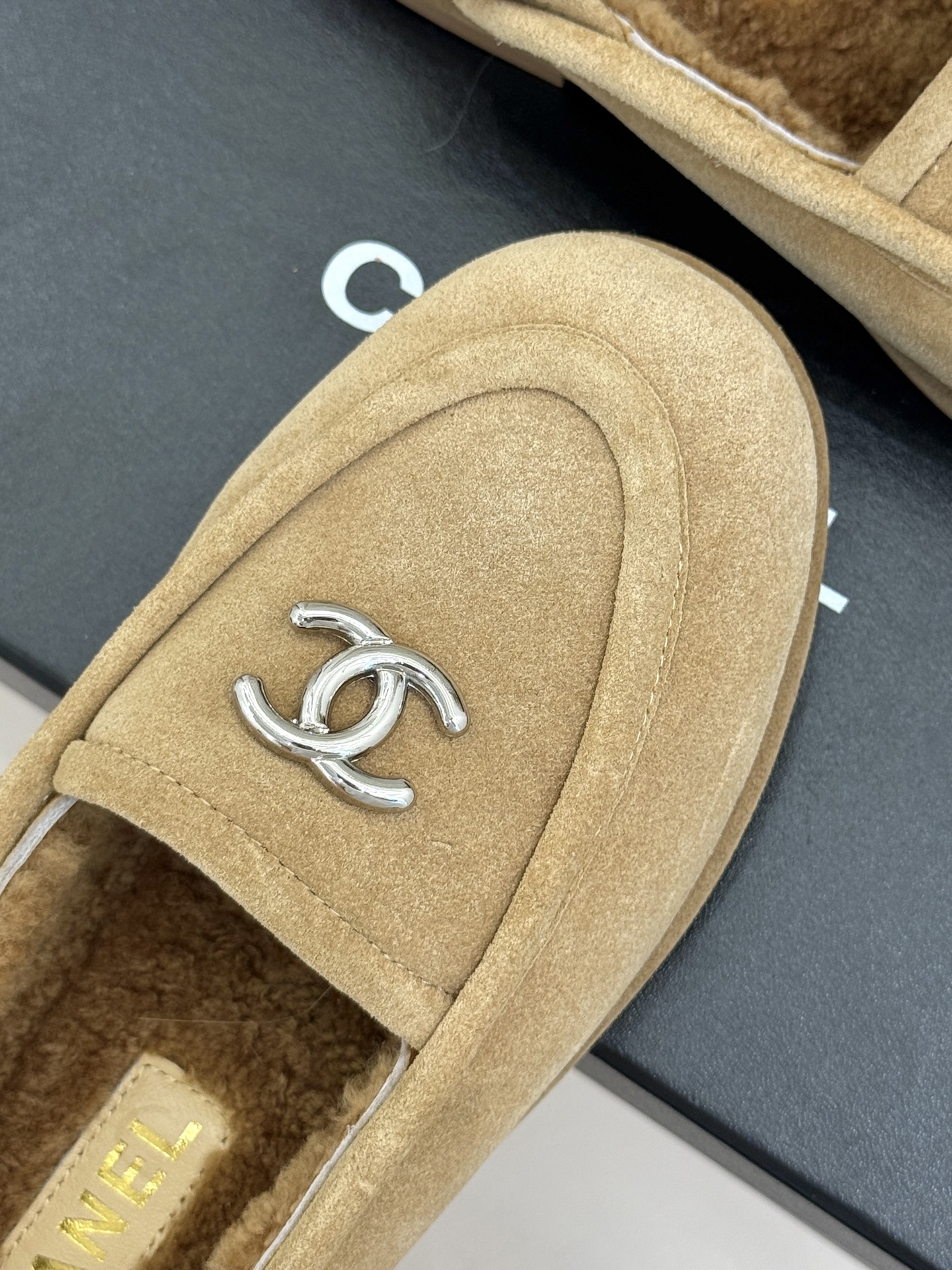 
CHANE*｜小香25k秋冬新品毛毛
半拖凉鞋
把经典双C与慵懒松弛感揉碎重组✨
麂皮/皮革鞋面自带高