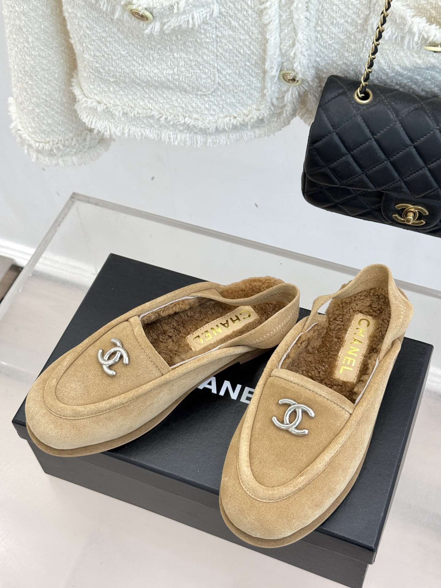 
CHANE*｜小香25k秋冬新品毛毛
半拖凉鞋
把经典双C与慵懒松弛感揉碎重组✨
麂皮/皮革鞋面自带高