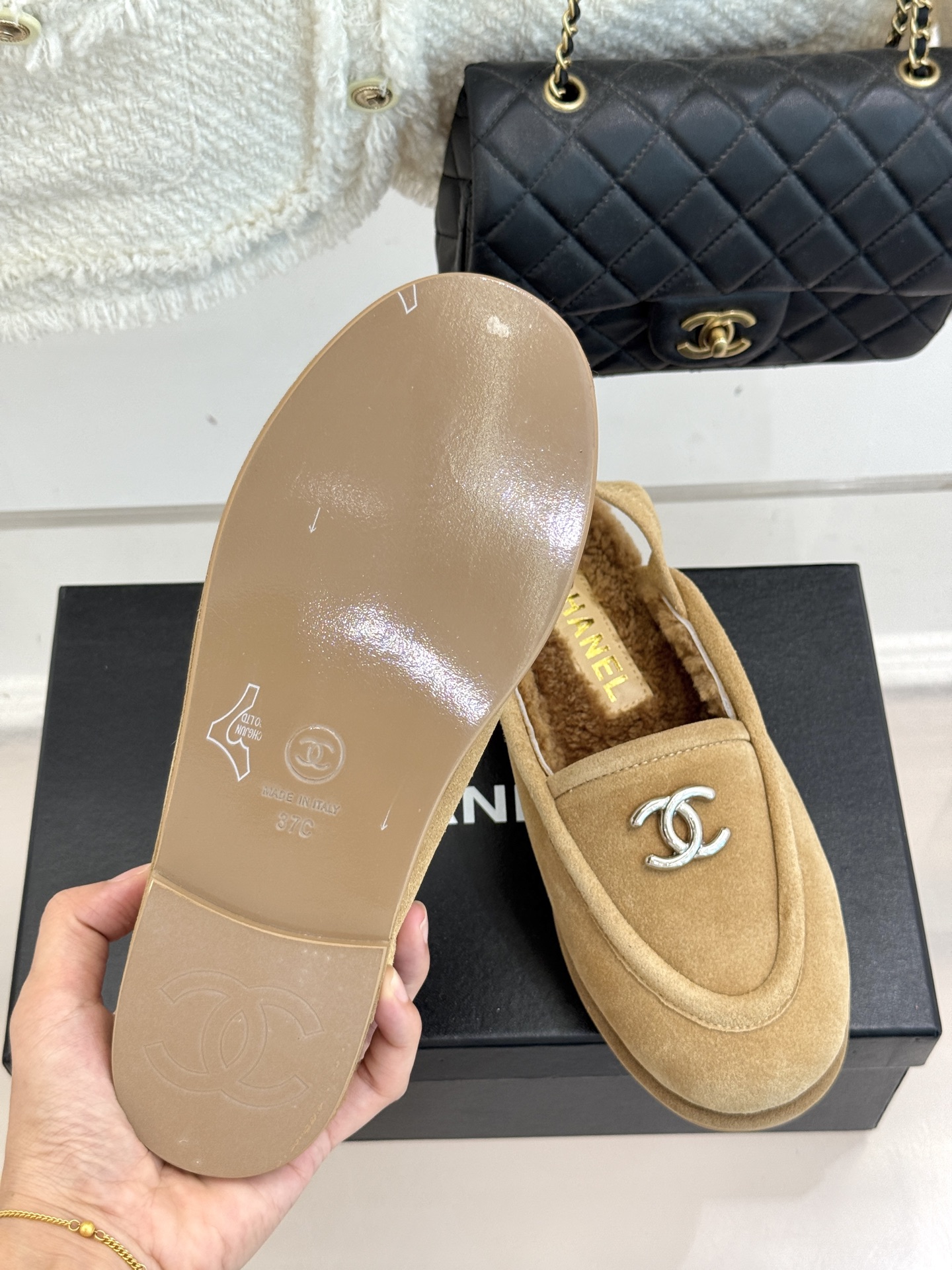 
CHANE*｜小香25k秋冬新品毛毛
半拖凉鞋
把经典双C与慵懒松弛感揉碎重组✨
麂皮/皮革鞋面自带高