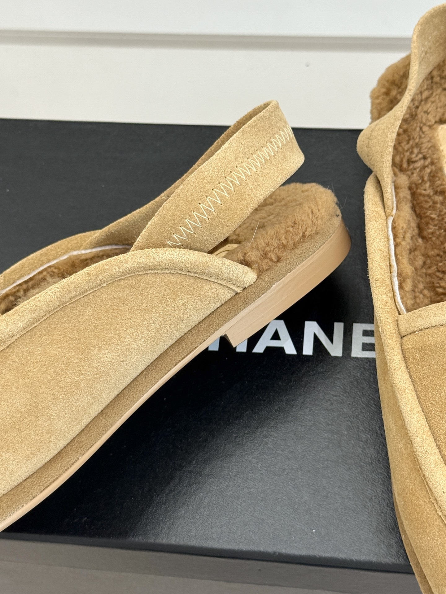 
CHANE*｜小香25k秋冬新品毛毛
半拖凉鞋
把经典双C与慵懒松弛感揉碎重组✨
麂皮/皮革鞋面自带高