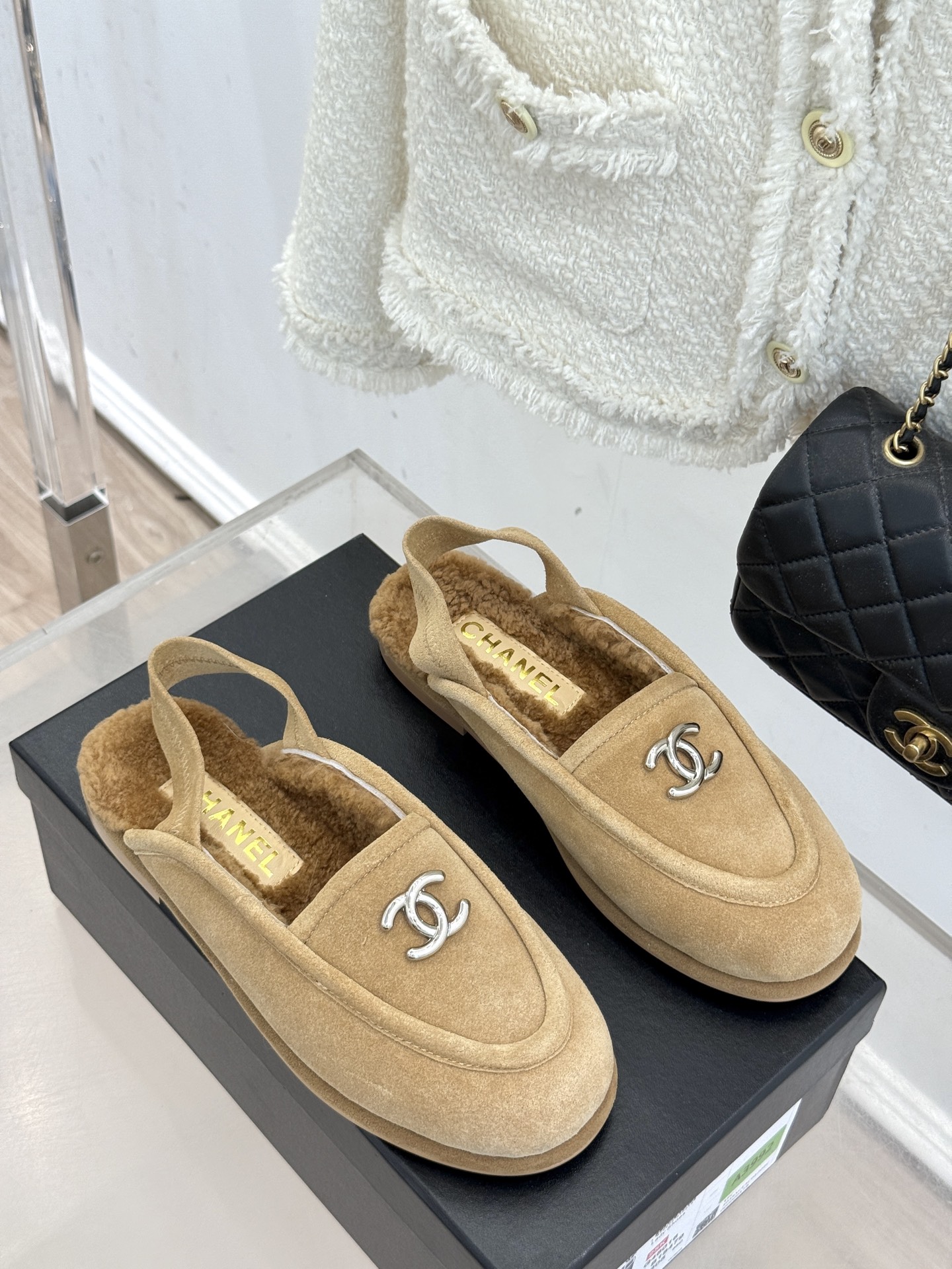 
CHANE*｜小香25k秋冬新品毛毛
半拖凉鞋
把经典双C与慵懒松弛感揉碎重组✨
麂皮/皮革鞋面自带高
