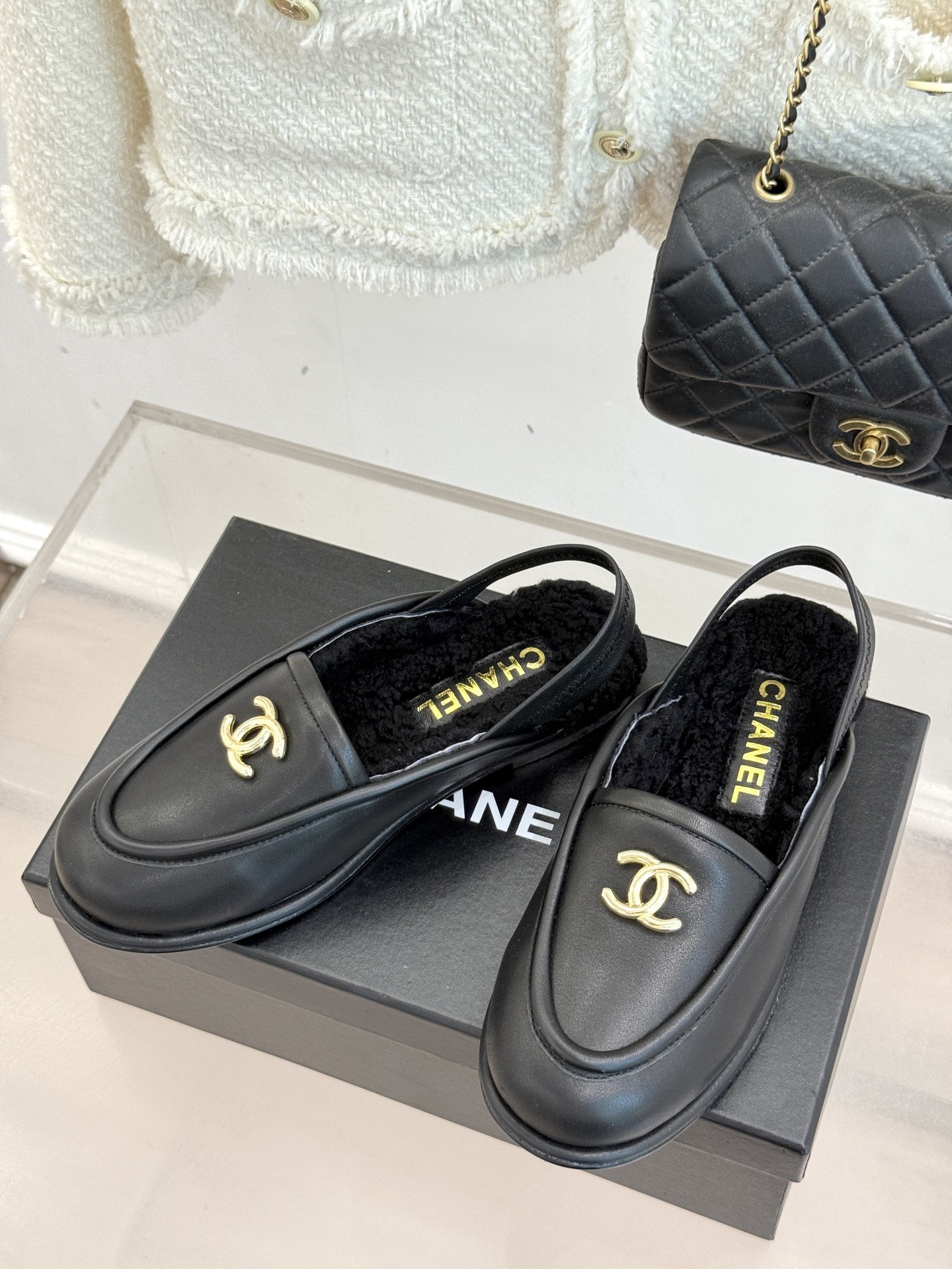 
CHANE*｜小香25k秋冬新品毛毛
半拖凉鞋
把经典双C与慵懒松弛感揉碎重组✨
麂皮/皮革鞋面自带高