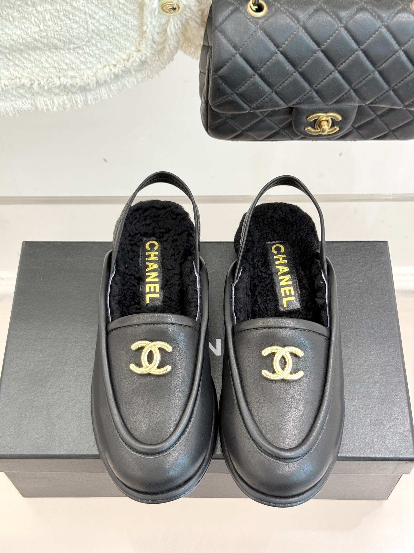 
CHANE*｜小香25k秋冬新品毛毛
半拖凉鞋
把经典双C与慵懒松弛感揉碎重组✨
麂皮/皮革鞋面自带高