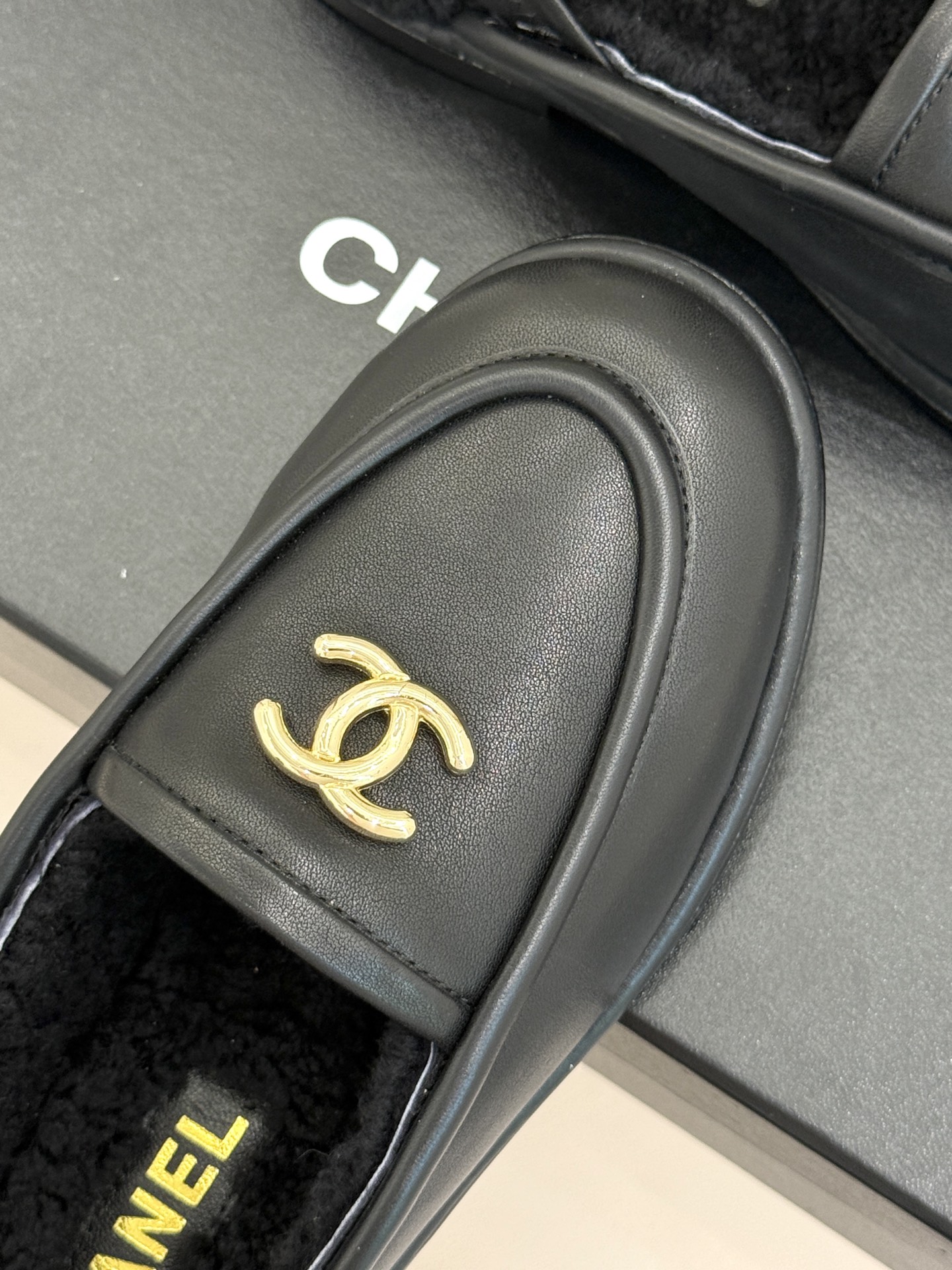 
CHANE*｜小香25k秋冬新品毛毛
半拖凉鞋
把经典双C与慵懒松弛感揉碎重组✨
麂皮/皮革鞋面自带高