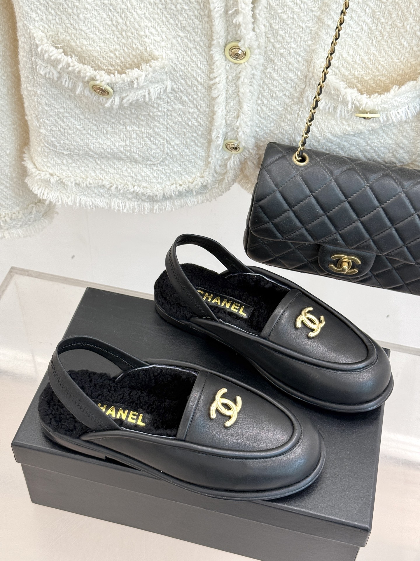 
CHANE*｜小香25k秋冬新品毛毛
半拖凉鞋
把经典双C与慵懒松弛感揉碎重组✨
麂皮/皮革鞋面自带高