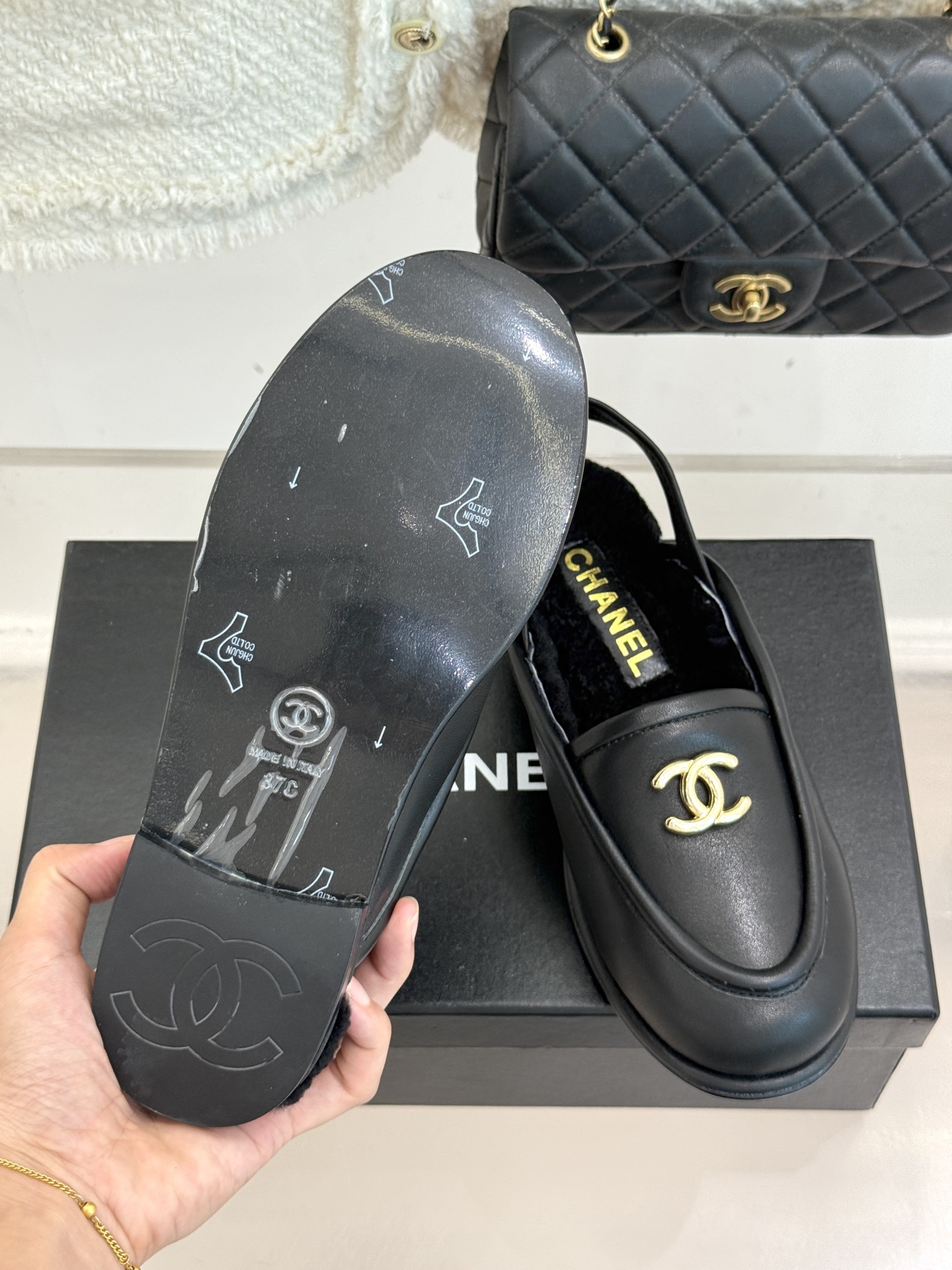 
CHANE*｜小香25k秋冬新品毛毛
半拖凉鞋
把经典双C与慵懒松弛感揉碎重组✨
麂皮/皮革鞋面自带高