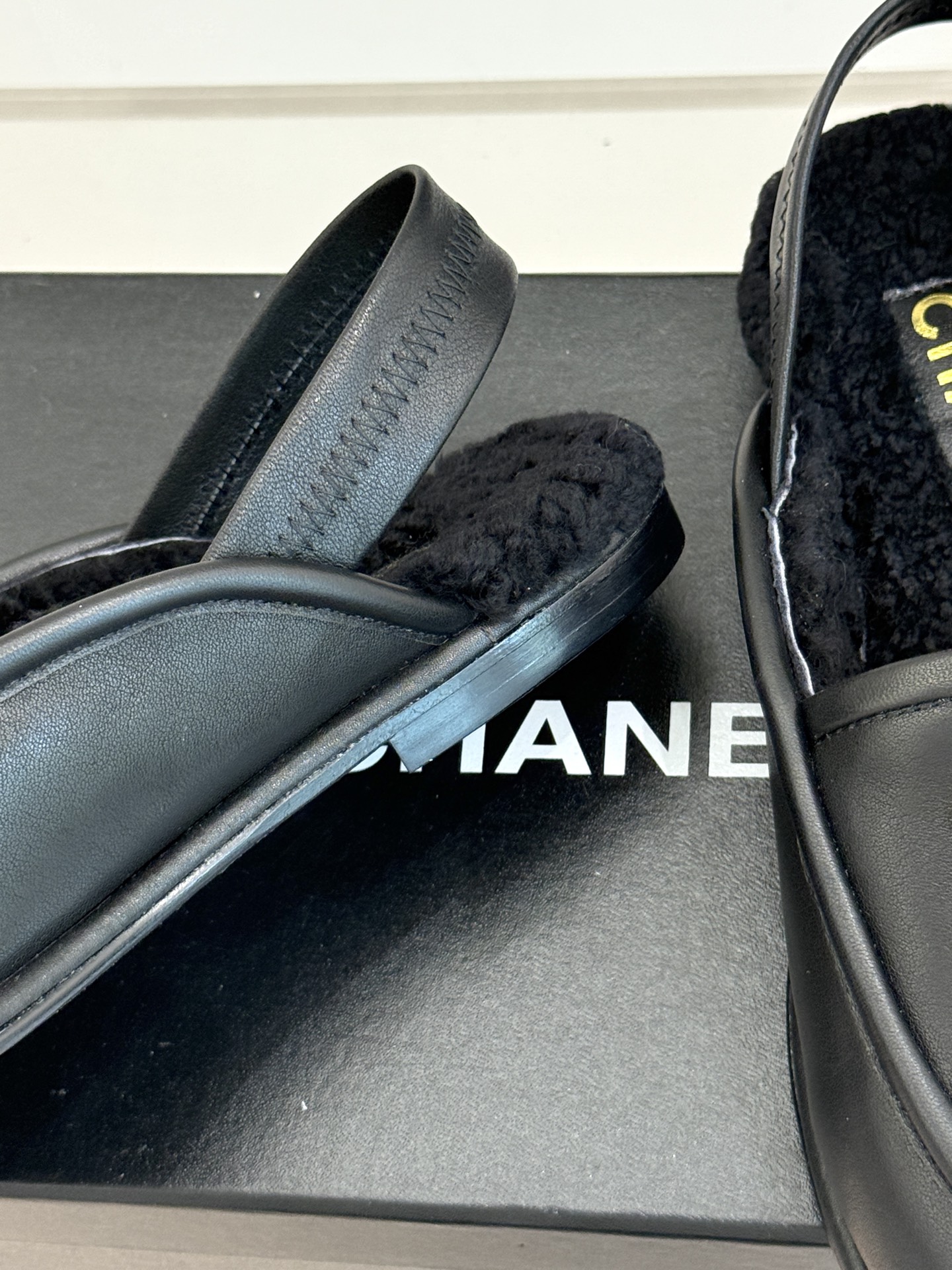 
CHANE*｜小香25k秋冬新品毛毛
半拖凉鞋
把经典双C与慵懒松弛感揉碎重组✨
麂皮/皮革鞋面自带高