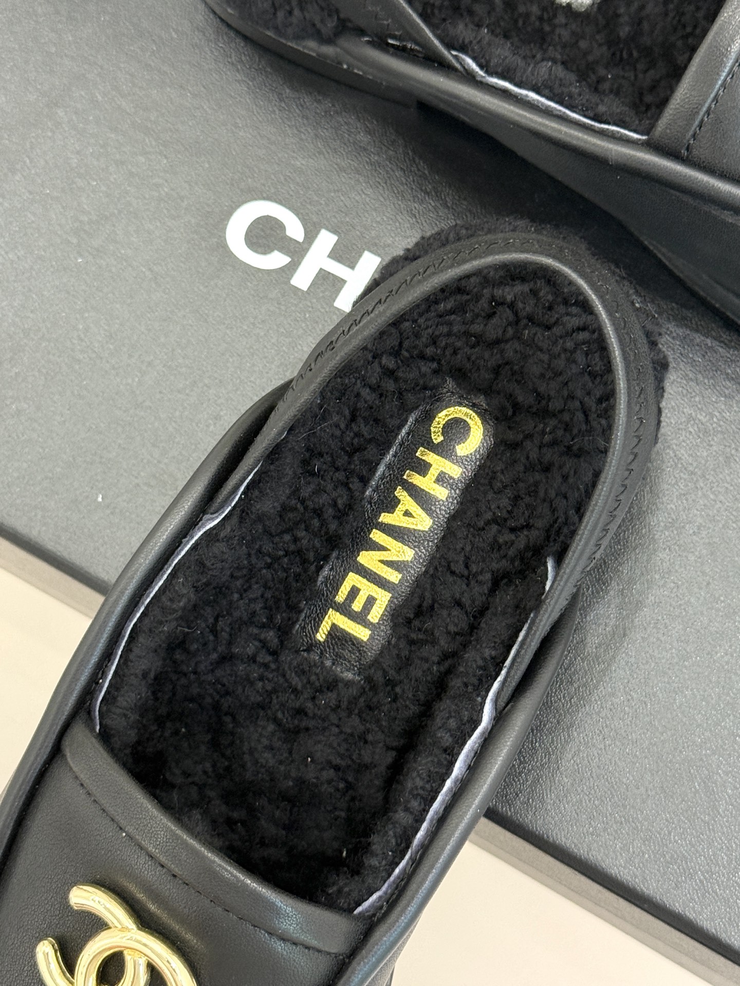 
CHANE*｜小香25k秋冬新品毛毛
半拖凉鞋
把经典双C与慵懒松弛感揉碎重组✨
麂皮/皮革鞋面自带高