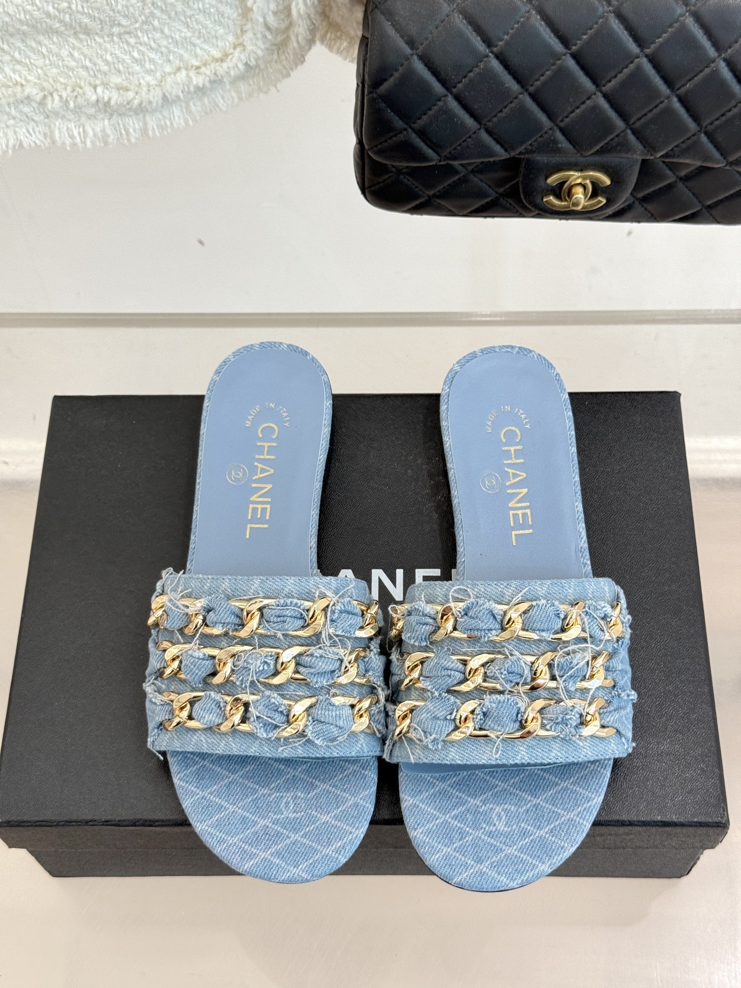 
CHANE*｜小香25K春夏新品
大链条双C拖鞋
链条凉鞋今年的大爆款
已被它的美貌折服得随性自然 
