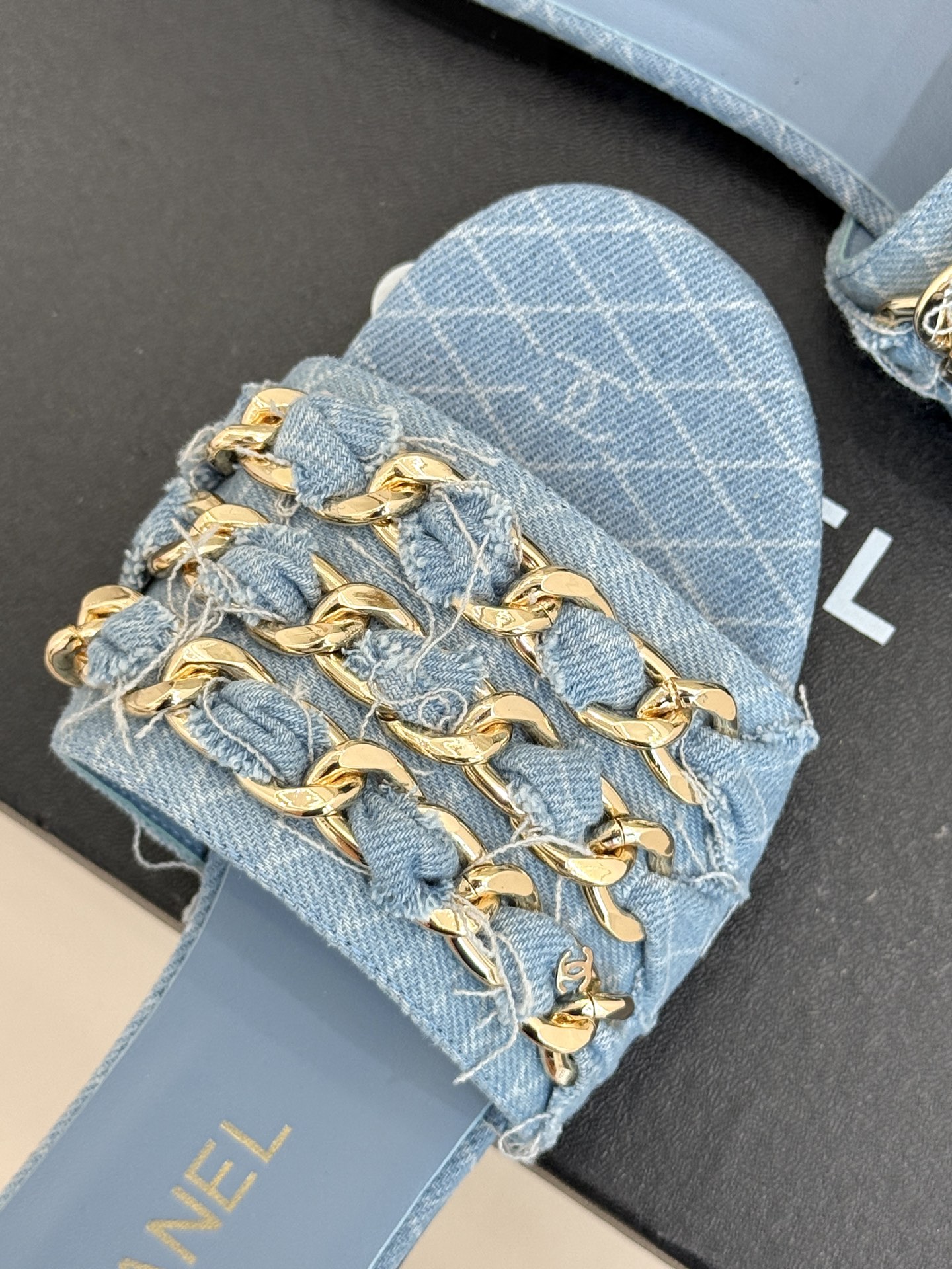 
CHANE*｜小香25K春夏新品
大链条双C拖鞋
链条凉鞋今年的大爆款
已被它的美貌折服得随性自然 
