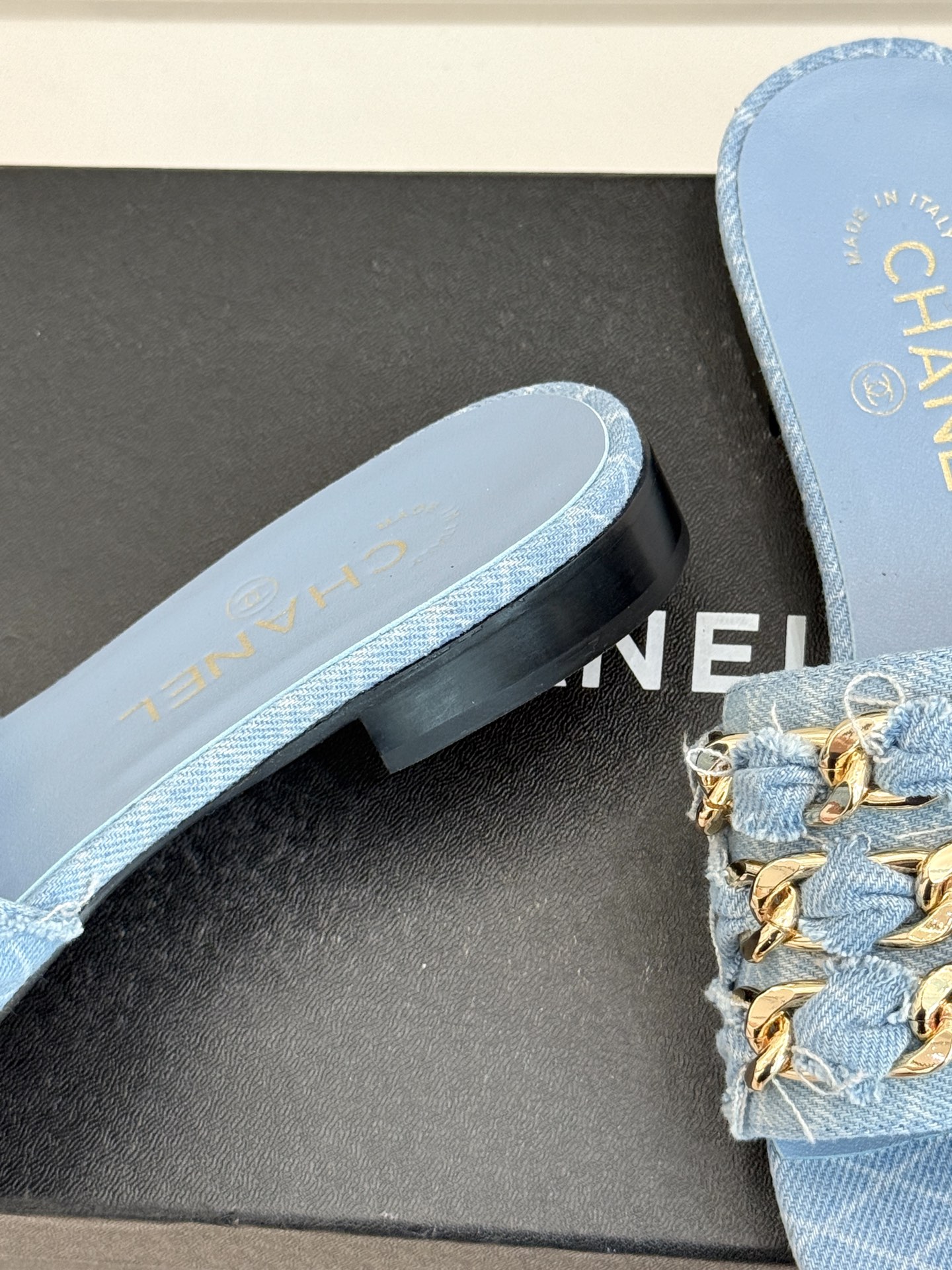 
CHANE*｜小香25K春夏新品
大链条双C拖鞋
链条凉鞋今年的大爆款
已被它的美貌折服得随性自然 
