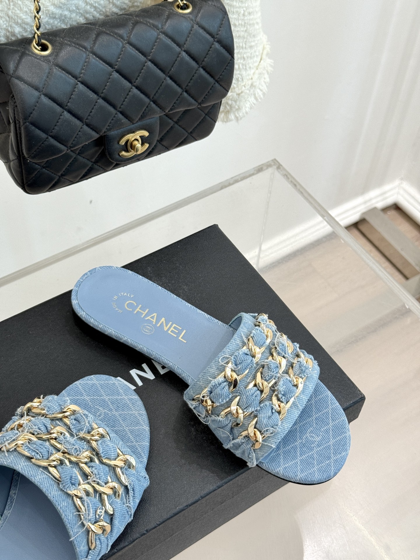 
CHANE*｜小香25K春夏新品
大链条双C拖鞋
链条凉鞋今年的大爆款
已被它的美貌折服得随性自然 
