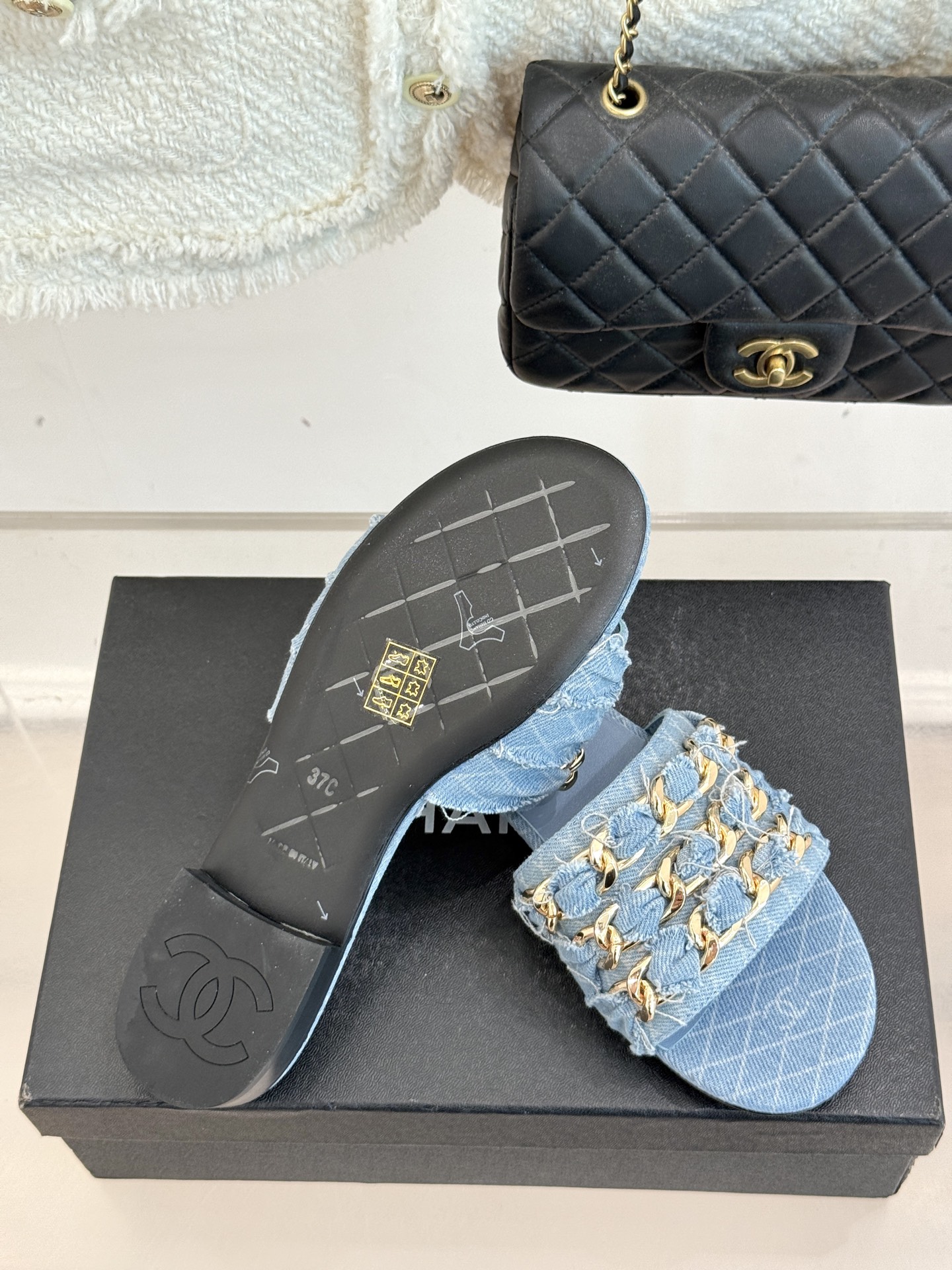 
CHANE*｜小香25K春夏新品
大链条双C拖鞋
链条凉鞋今年的大爆款
已被它的美貌折服得随性自然 
