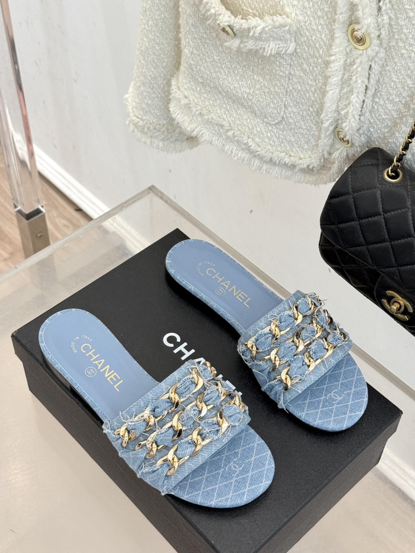 
CHANE*｜小香25K春夏新品
大链条双C拖鞋
链条凉鞋今年的大爆款
已被它的美貌折服得随性自然 
