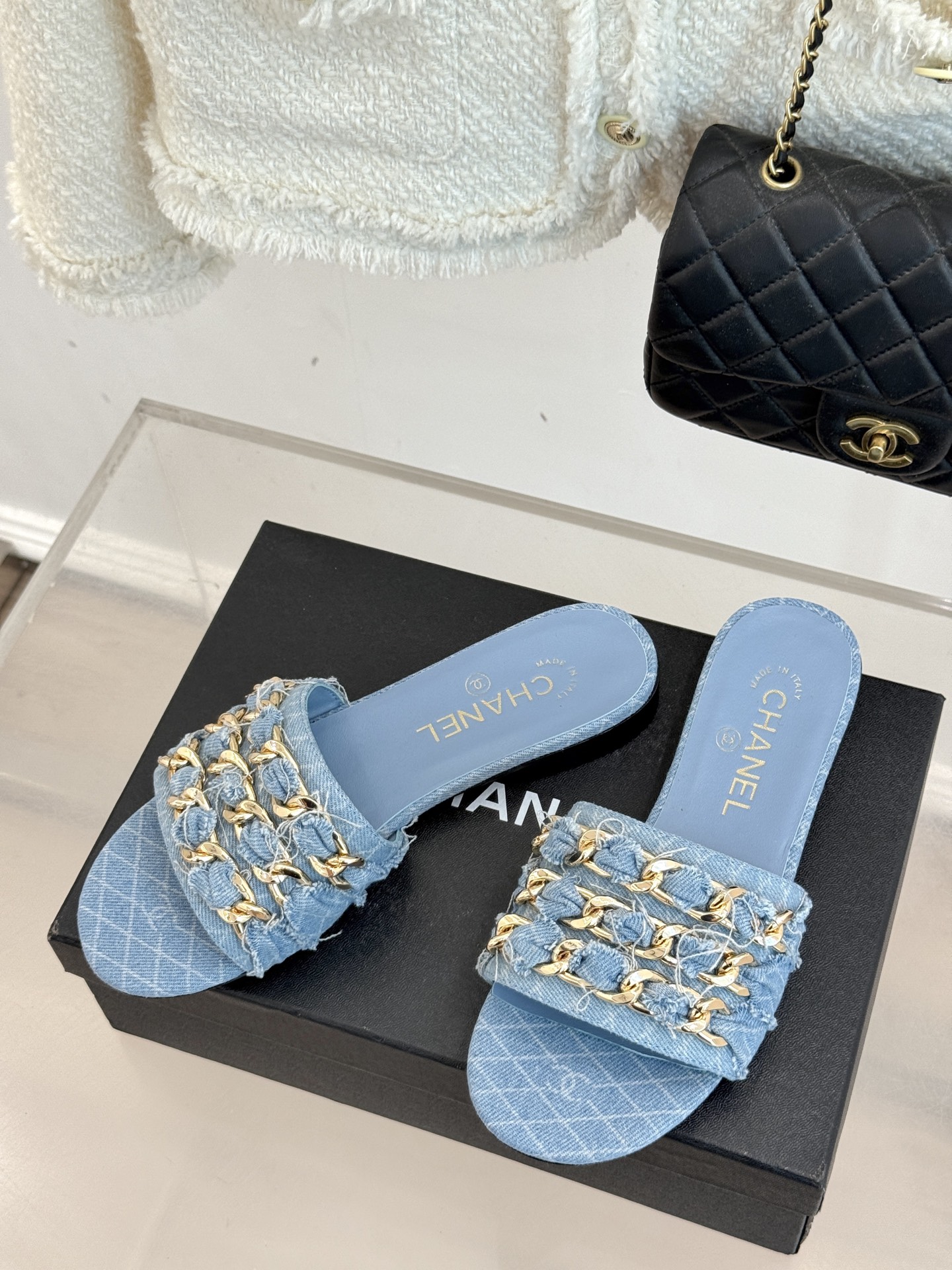 
CHANE*｜小香25K春夏新品
大链条双C拖鞋
链条凉鞋今年的大爆款
已被它的美貌折服得随性自然 
