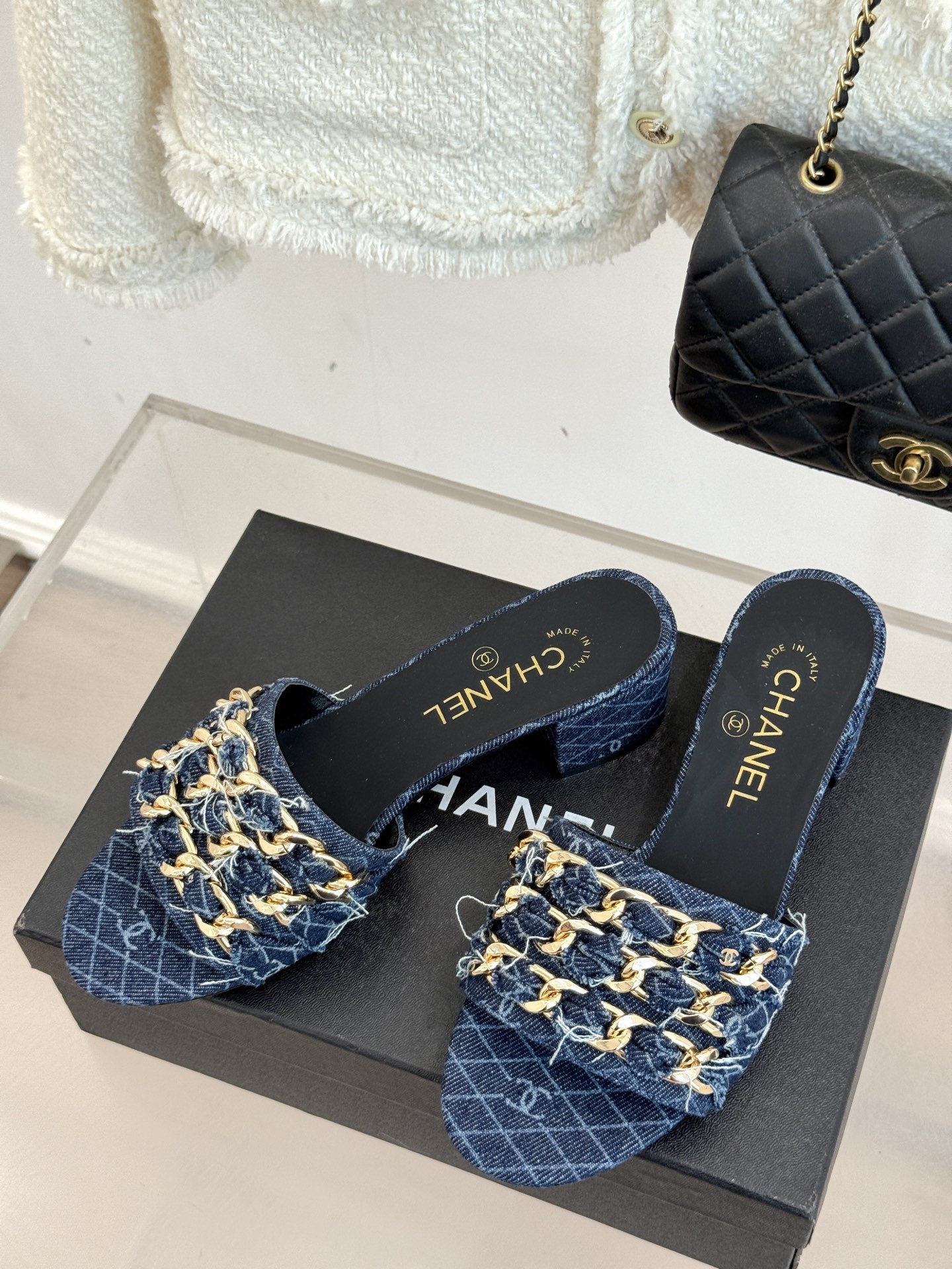 
CHANE*｜小香25K春夏新品
大链条双C拖鞋
链条凉鞋今年的大爆款
已被它的美貌折服得随性自然 
