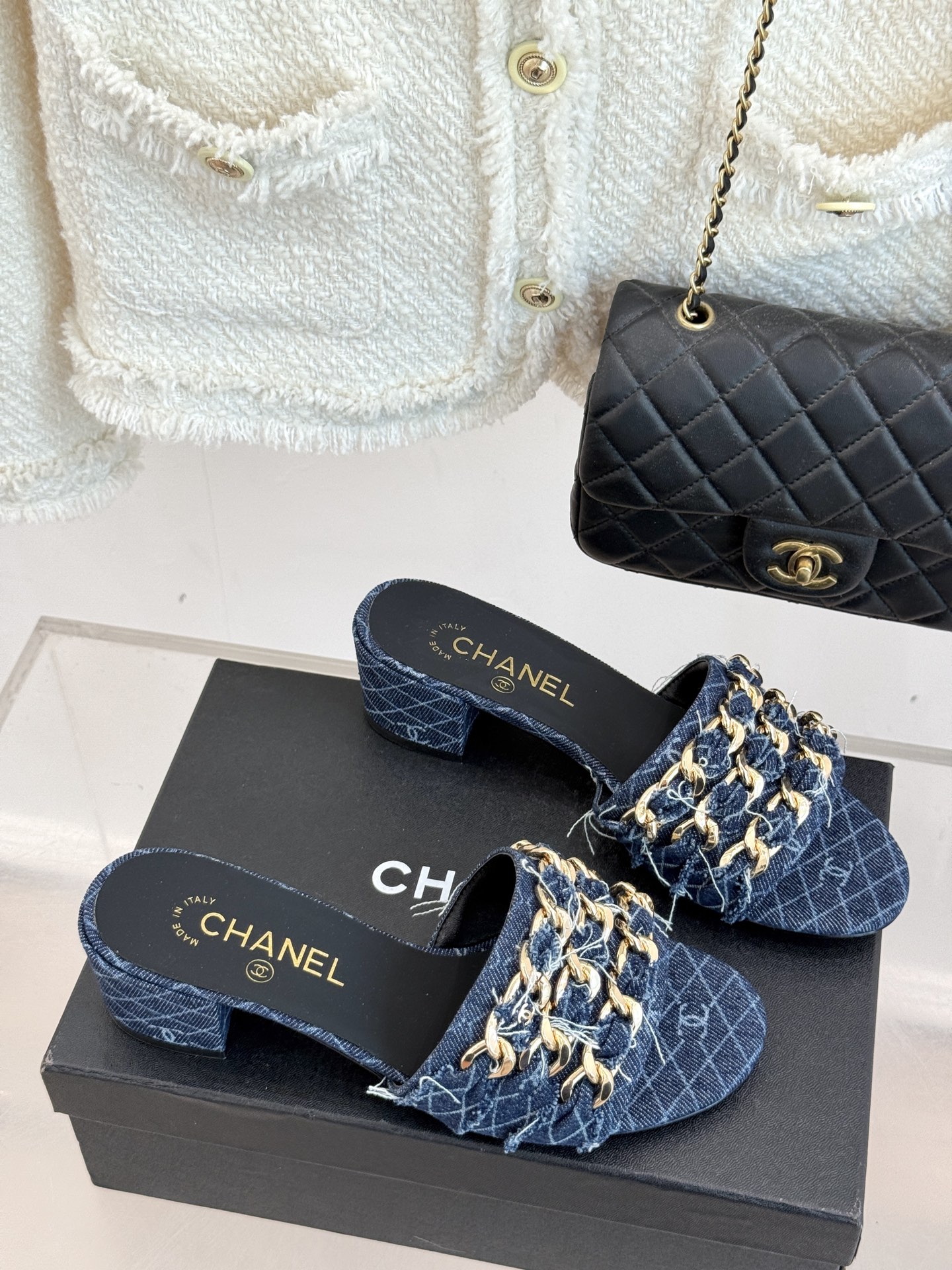 
CHANE*｜小香25K春夏新品
大链条双C拖鞋
链条凉鞋今年的大爆款
已被它的美貌折服得随性自然 
