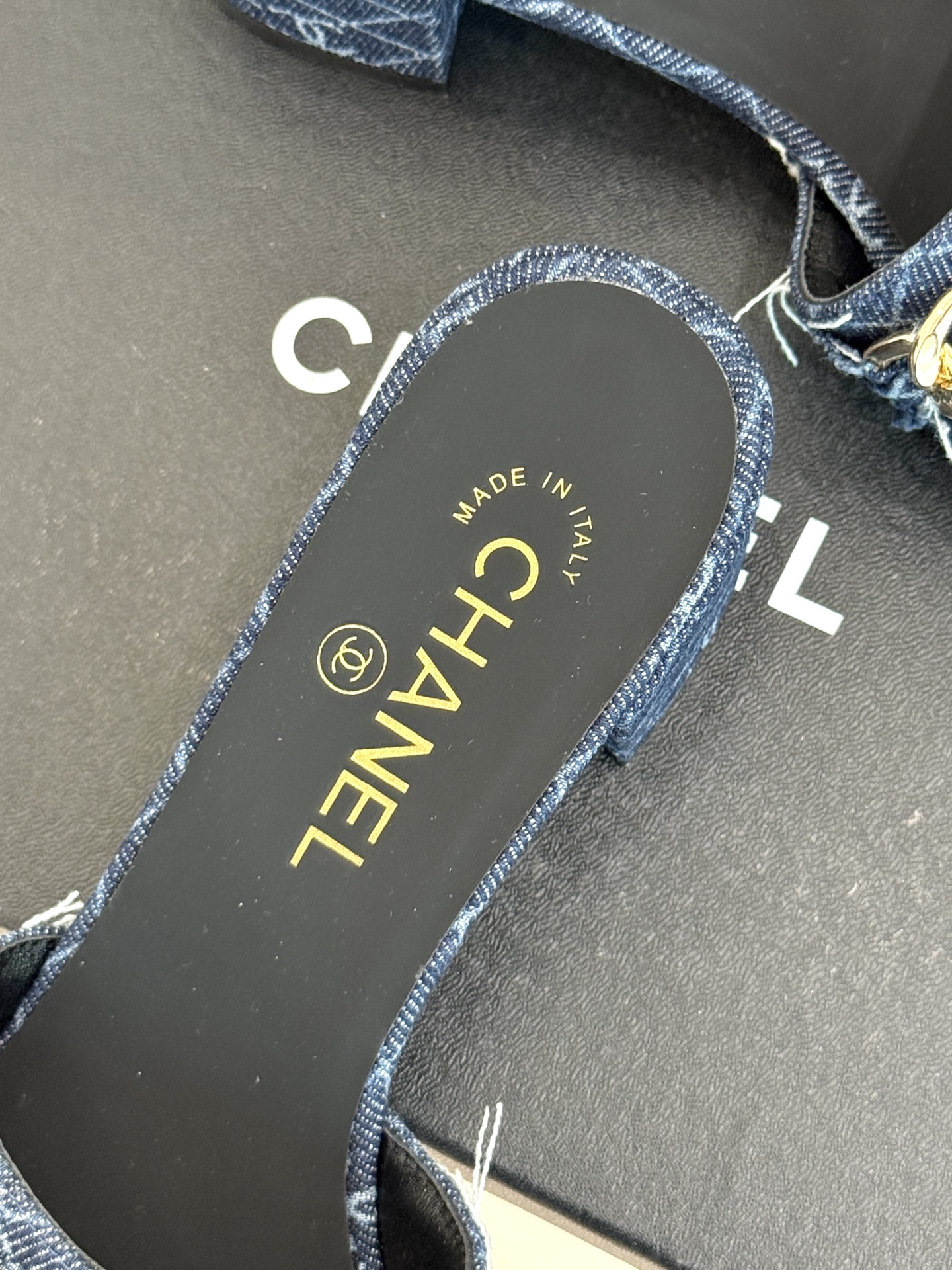 
CHANE*｜小香25K春夏新品
大链条双C拖鞋
链条凉鞋今年的大爆款
已被它的美貌折服得随性自然 
