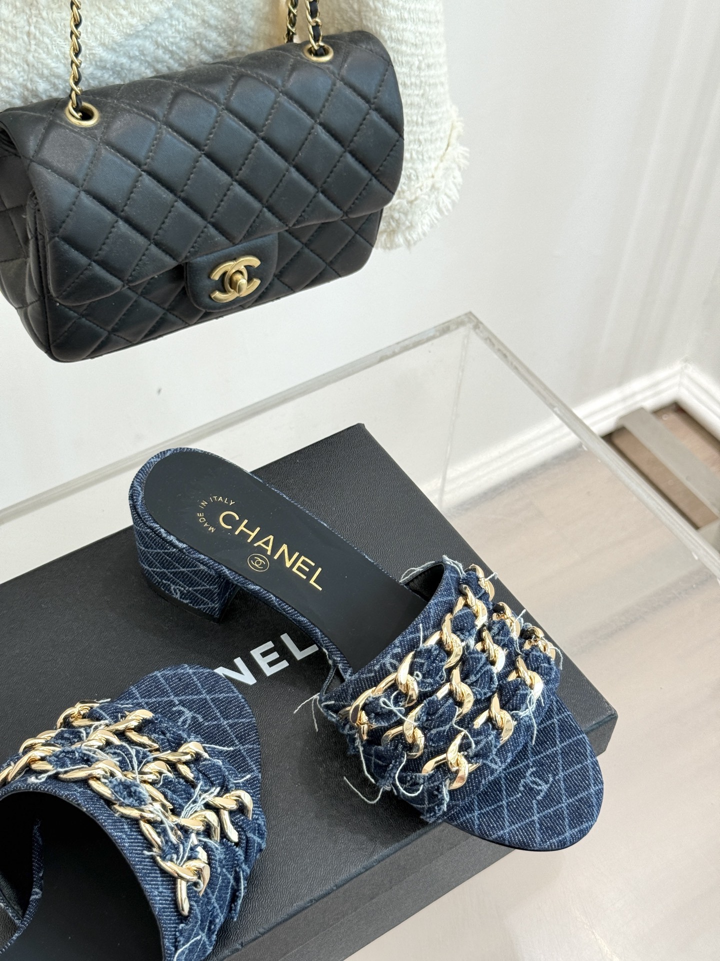 
CHANE*｜小香25K春夏新品
大链条双C拖鞋
链条凉鞋今年的大爆款
已被它的美貌折服得随性自然 
