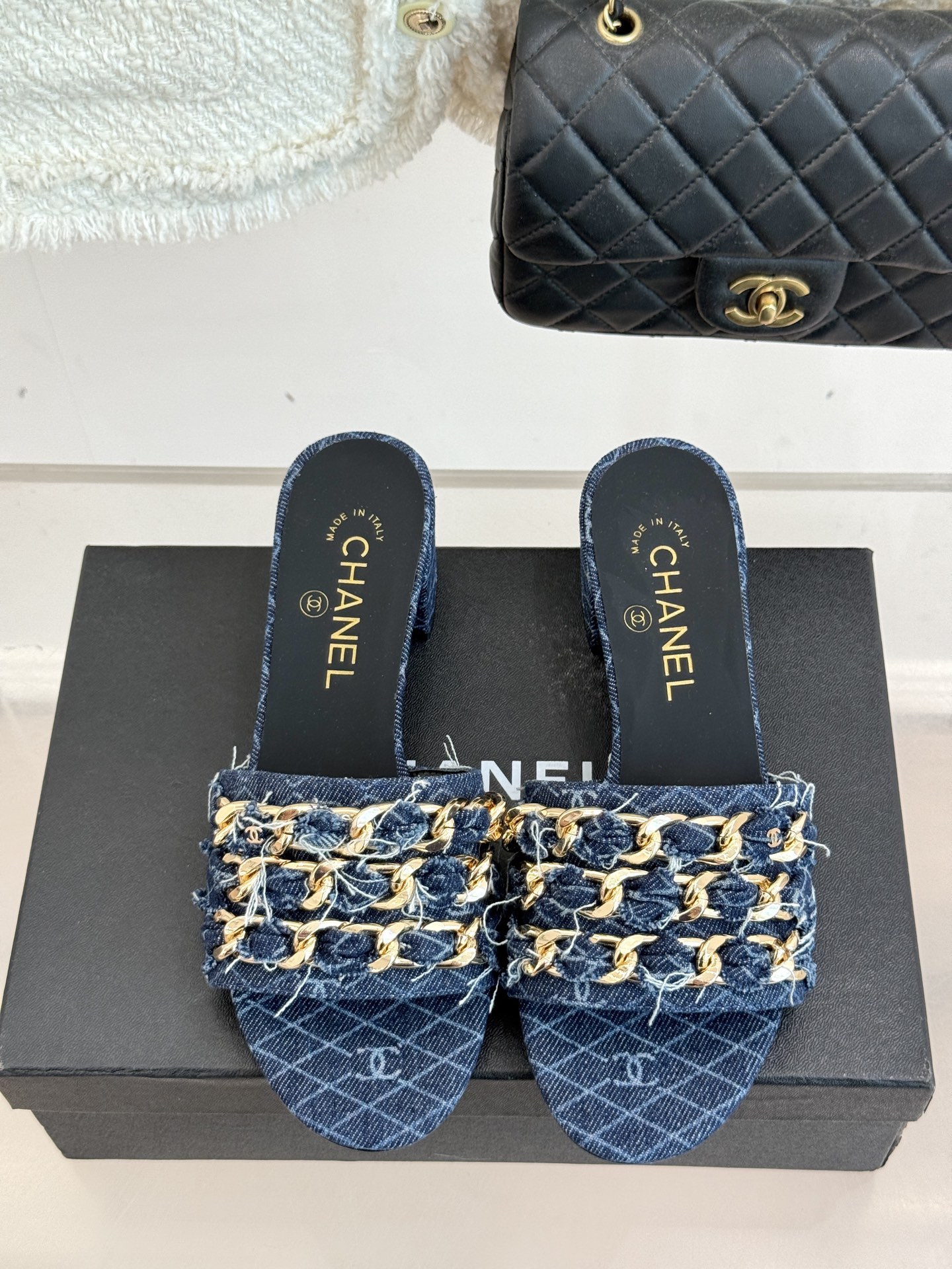 
CHANE*｜小香25K春夏新品
大链条双C拖鞋
链条凉鞋今年的大爆款
已被它的美貌折服得随性自然 
