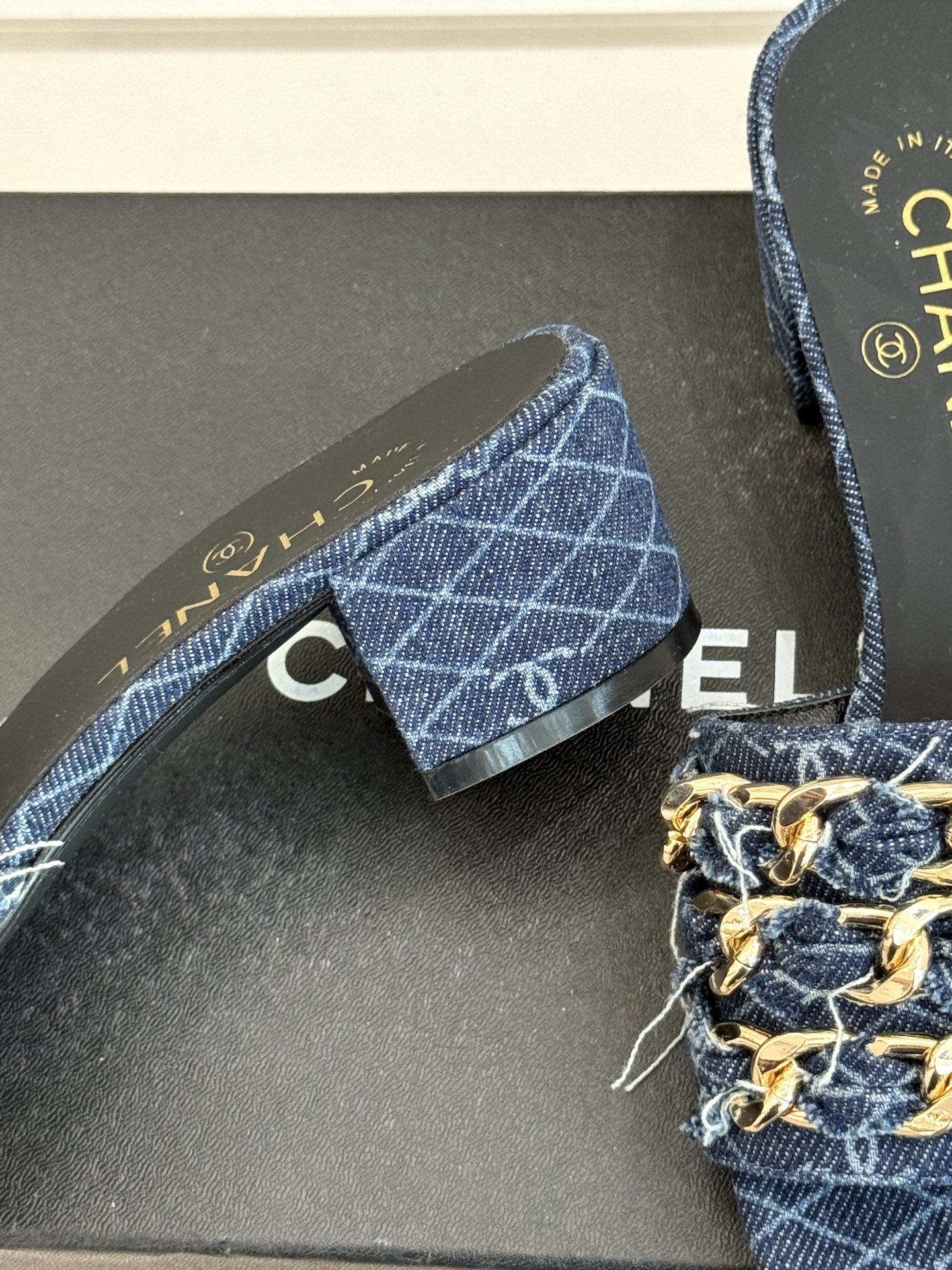 
CHANE*｜小香25K春夏新品
大链条双C拖鞋
链条凉鞋今年的大爆款
已被它的美貌折服得随性自然 

