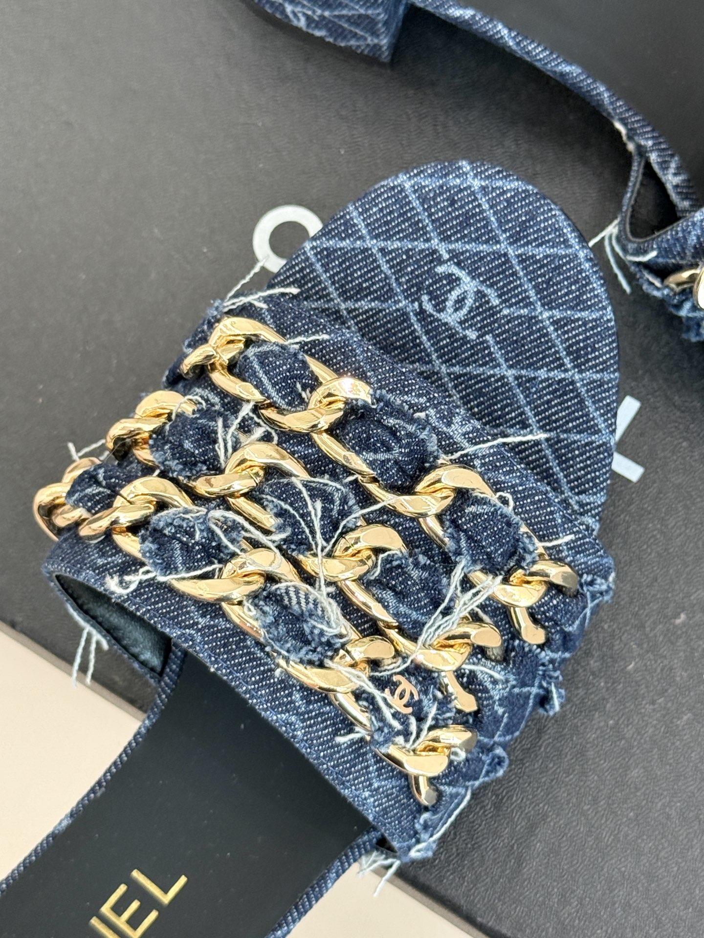 
CHANE*｜小香25K春夏新品
大链条双C拖鞋
链条凉鞋今年的大爆款
已被它的美貌折服得随性自然 
