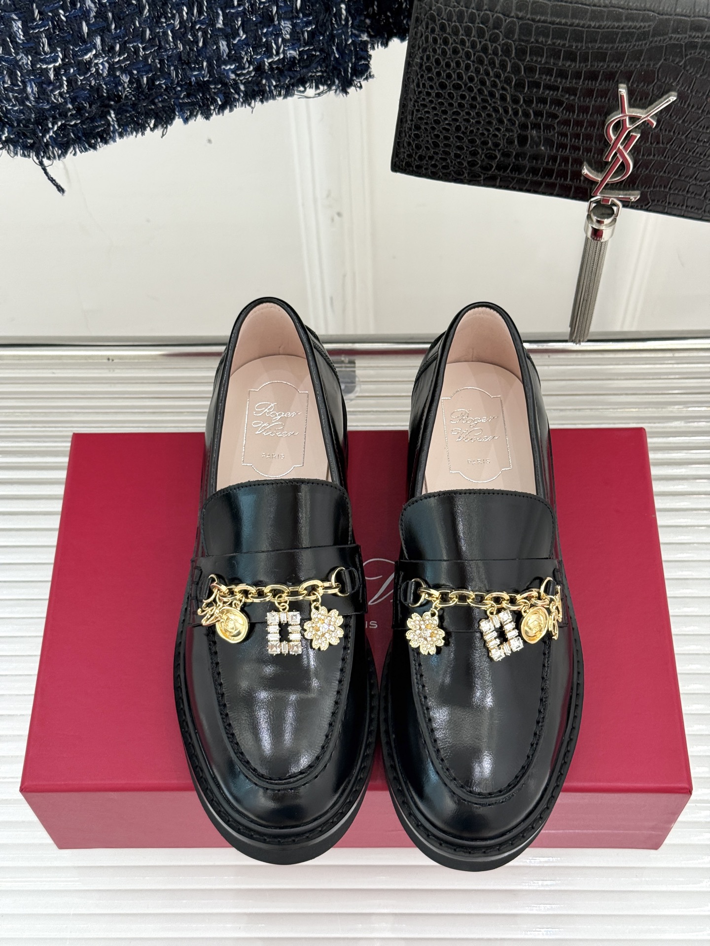 
Roger Vivier/ RV25ss新品水钻链条乐福鞋
这绝对是你鞋柜中不可缺少的时髦担当。
经典
