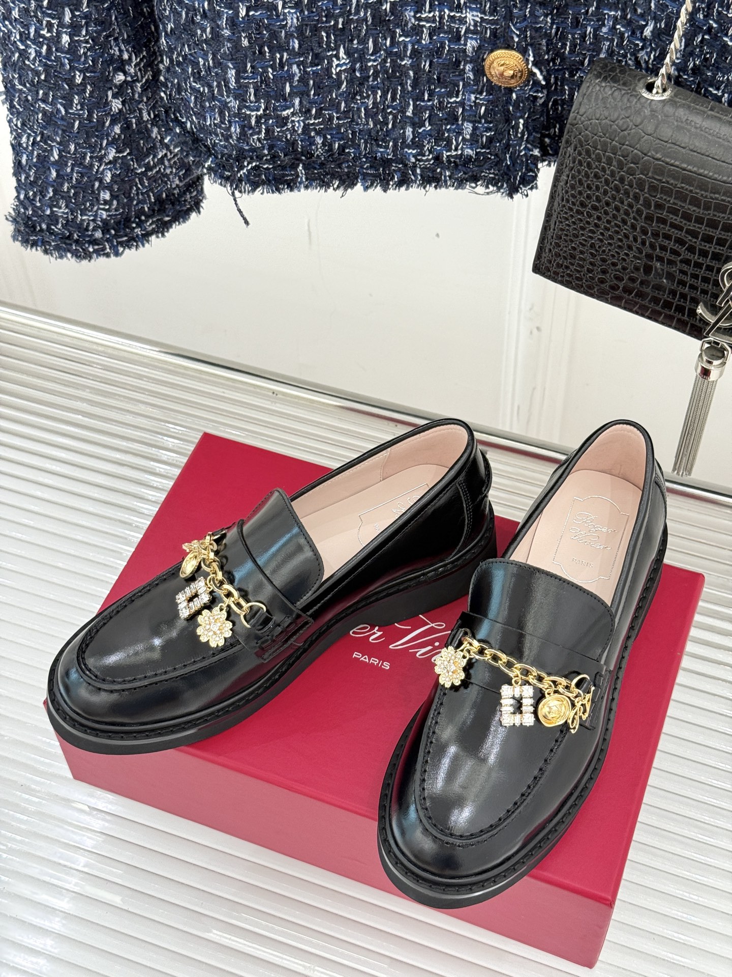 
Roger Vivier/ RV25ss新品水钻链条乐福鞋
这绝对是你鞋柜中不可缺少的时髦担当。
经典