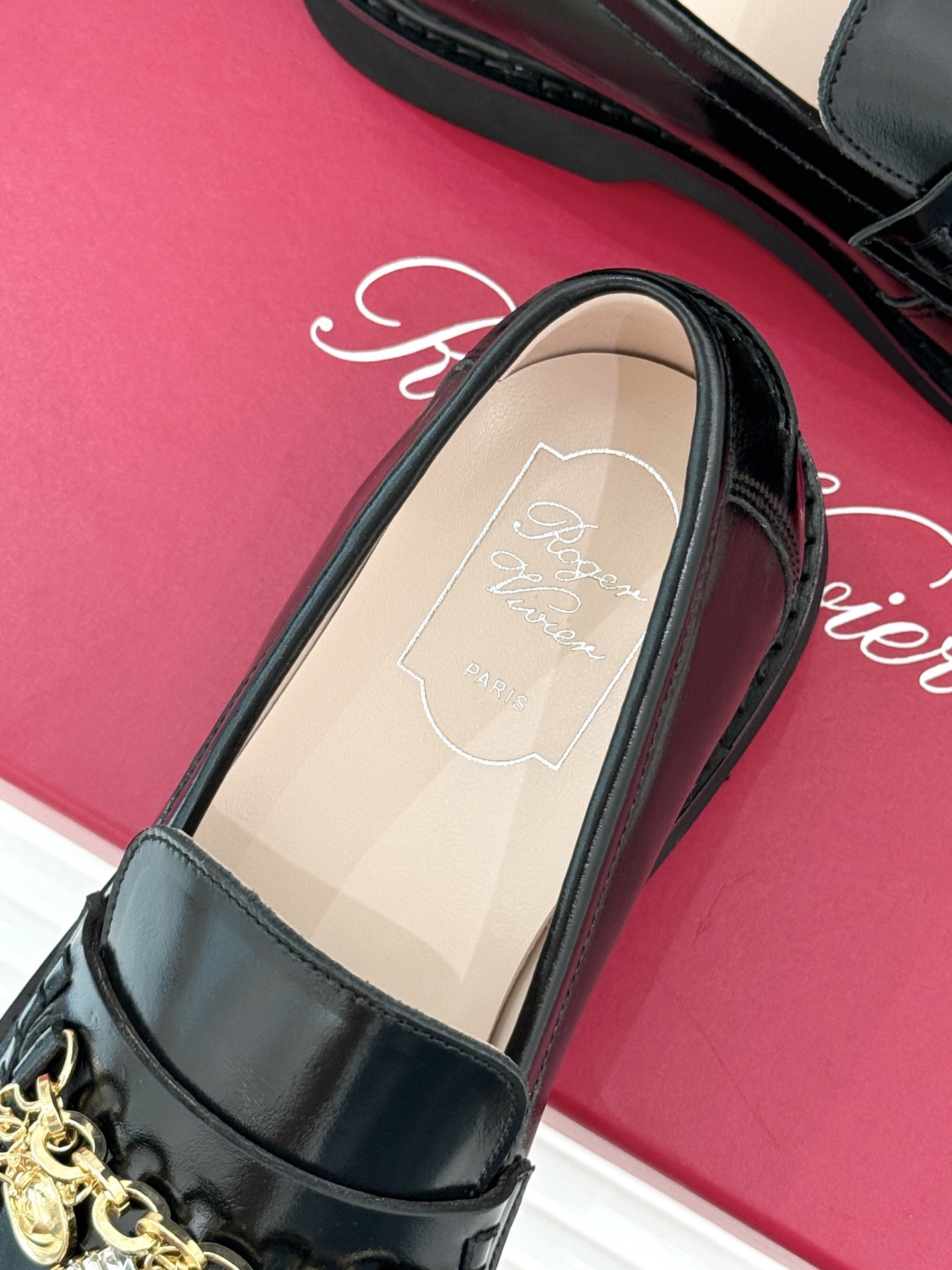
Roger Vivier/ RV25ss新品水钻链条乐福鞋
这绝对是你鞋柜中不可缺少的时髦担当。
经典