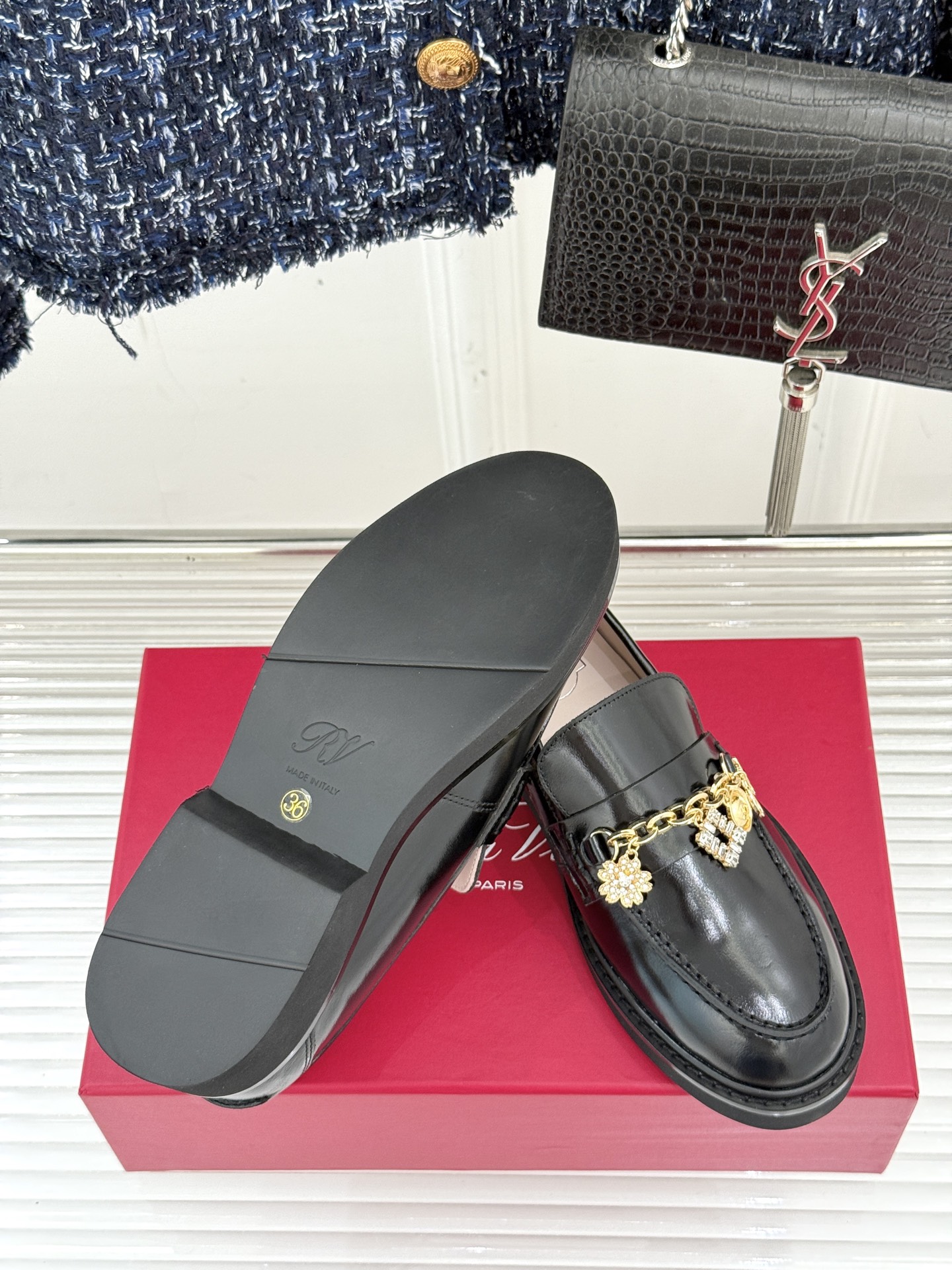 
Roger Vivier/ RV25ss新品水钻链条乐福鞋
这绝对是你鞋柜中不可缺少的时髦担当。
经典