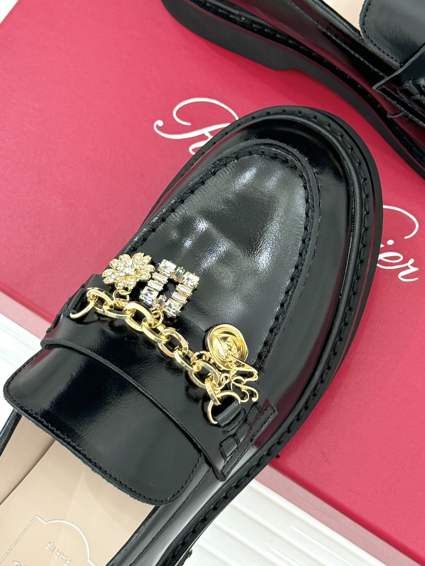 
Roger Vivier/ RV25ss新品水钻链条乐福鞋
这绝对是你鞋柜中不可缺少的时髦担当。
经典