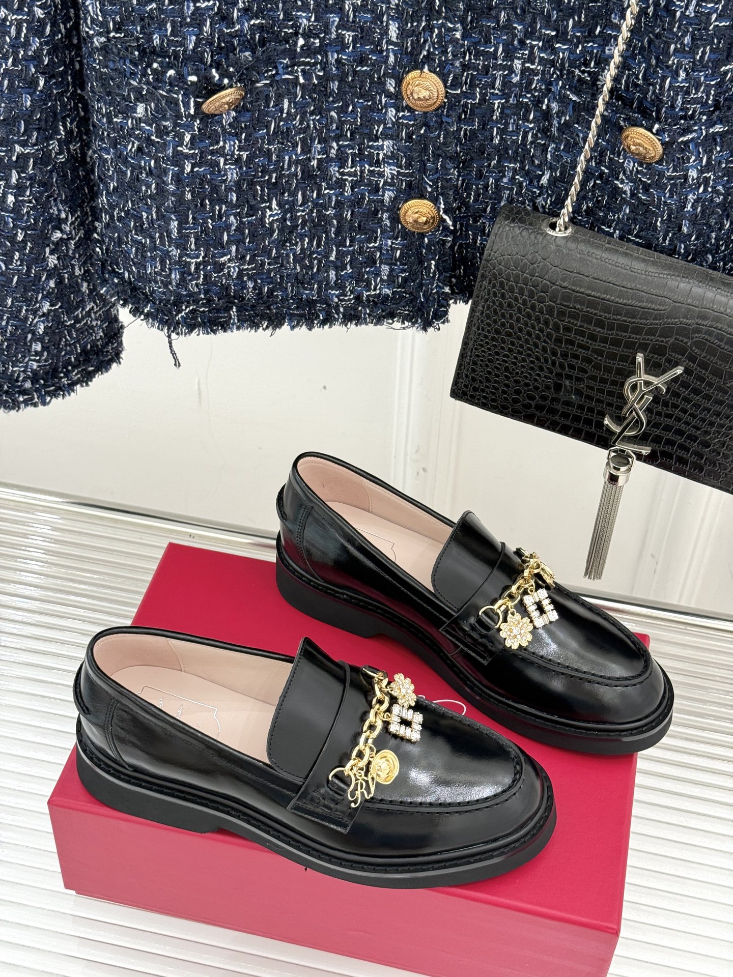 
Roger Vivier/ RV25ss新品水钻链条乐福鞋
这绝对是你鞋柜中不可缺少的时髦担当。
经典