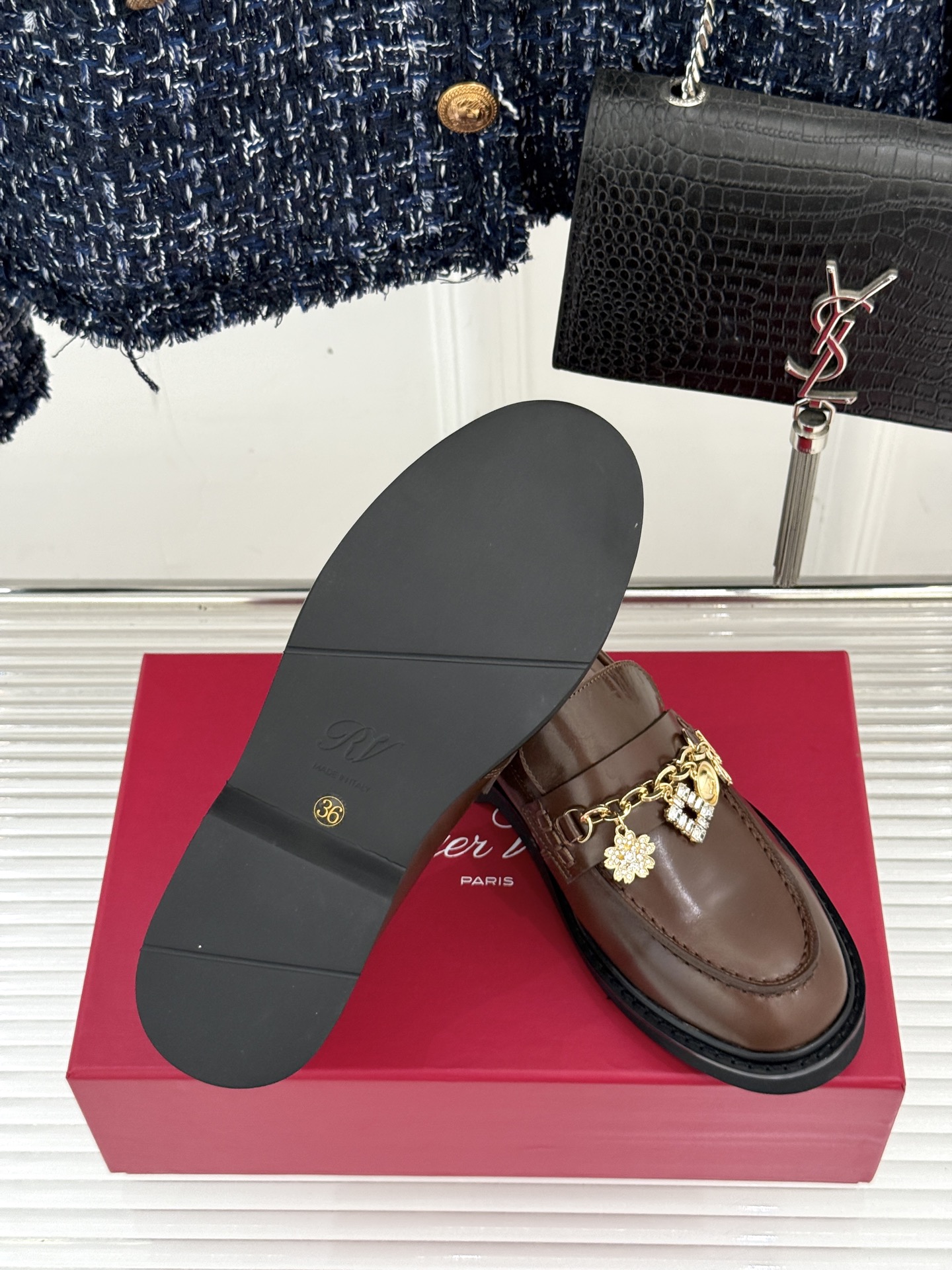 
Roger Vivier/ RV25ss新品水钻链条乐福鞋
这绝对是你鞋柜中不可缺少的时髦担当。
经典