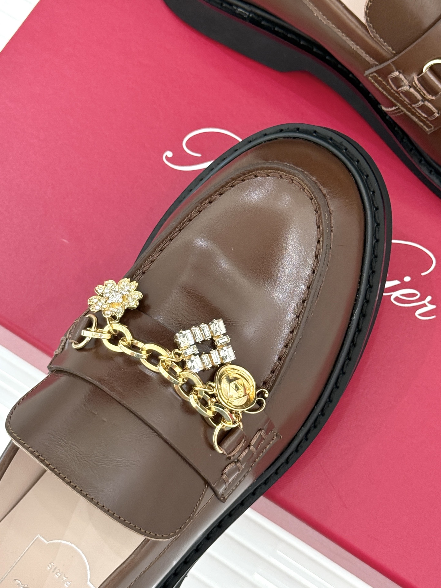
Roger Vivier/ RV25ss新品水钻链条乐福鞋
这绝对是你鞋柜中不可缺少的时髦担当。
经典