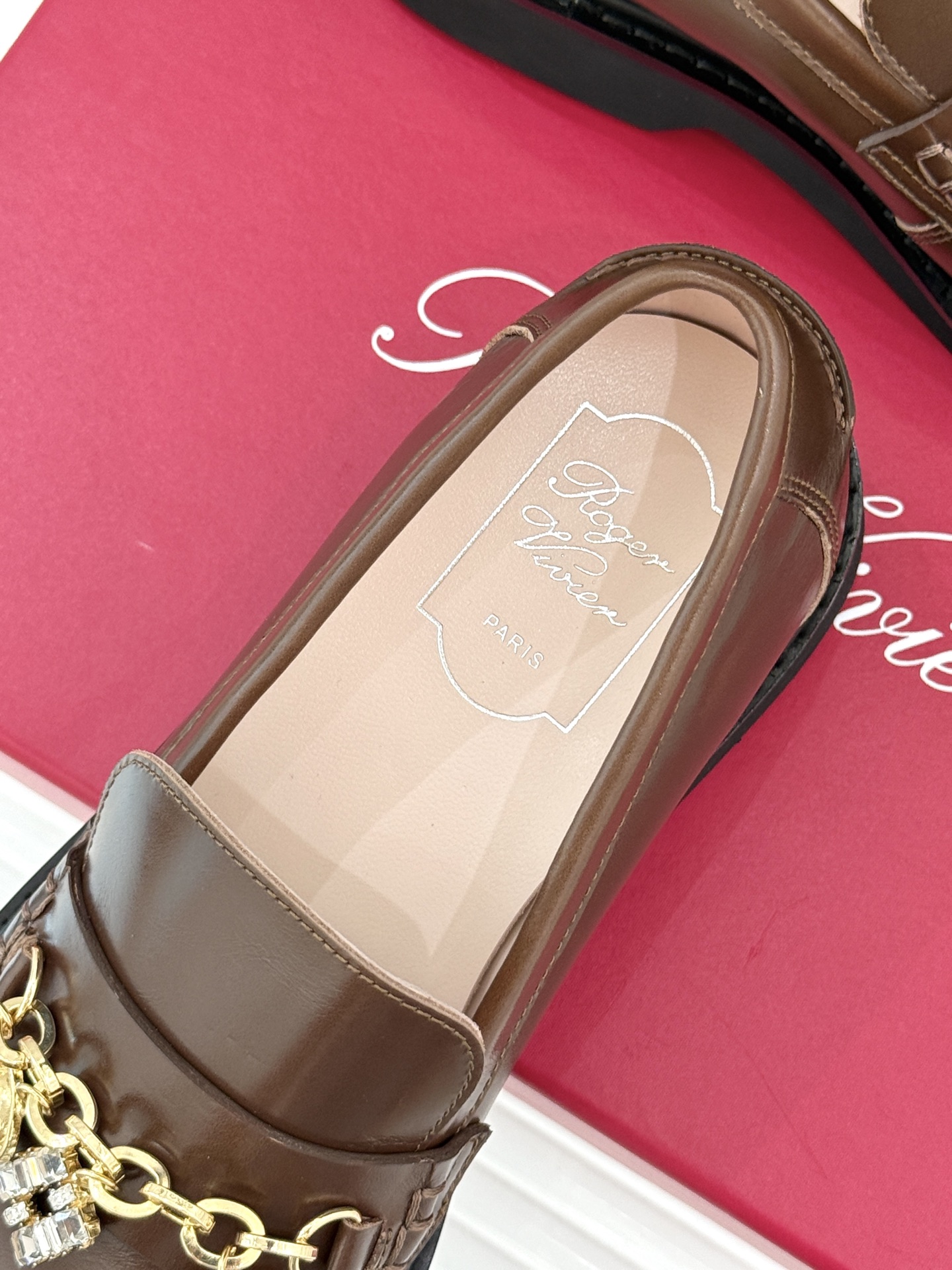 
Roger Vivier/ RV25ss新品水钻链条乐福鞋
这绝对是你鞋柜中不可缺少的时髦担当。
经典