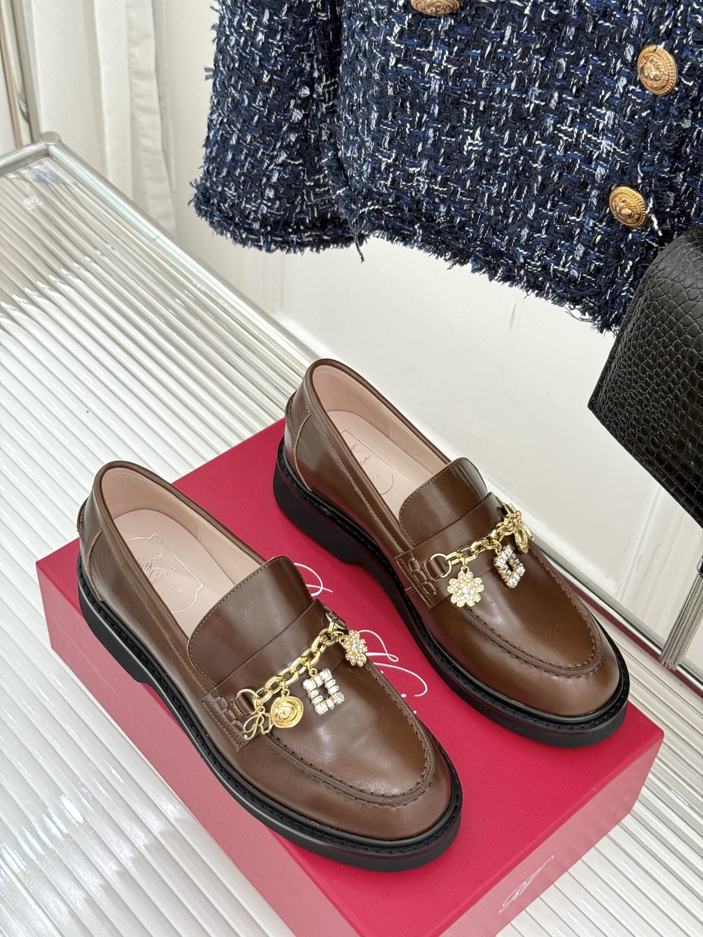 
Roger Vivier/ RV25ss新品水钻链条乐福鞋
这绝对是你鞋柜中不可缺少的时髦担当。
经典
