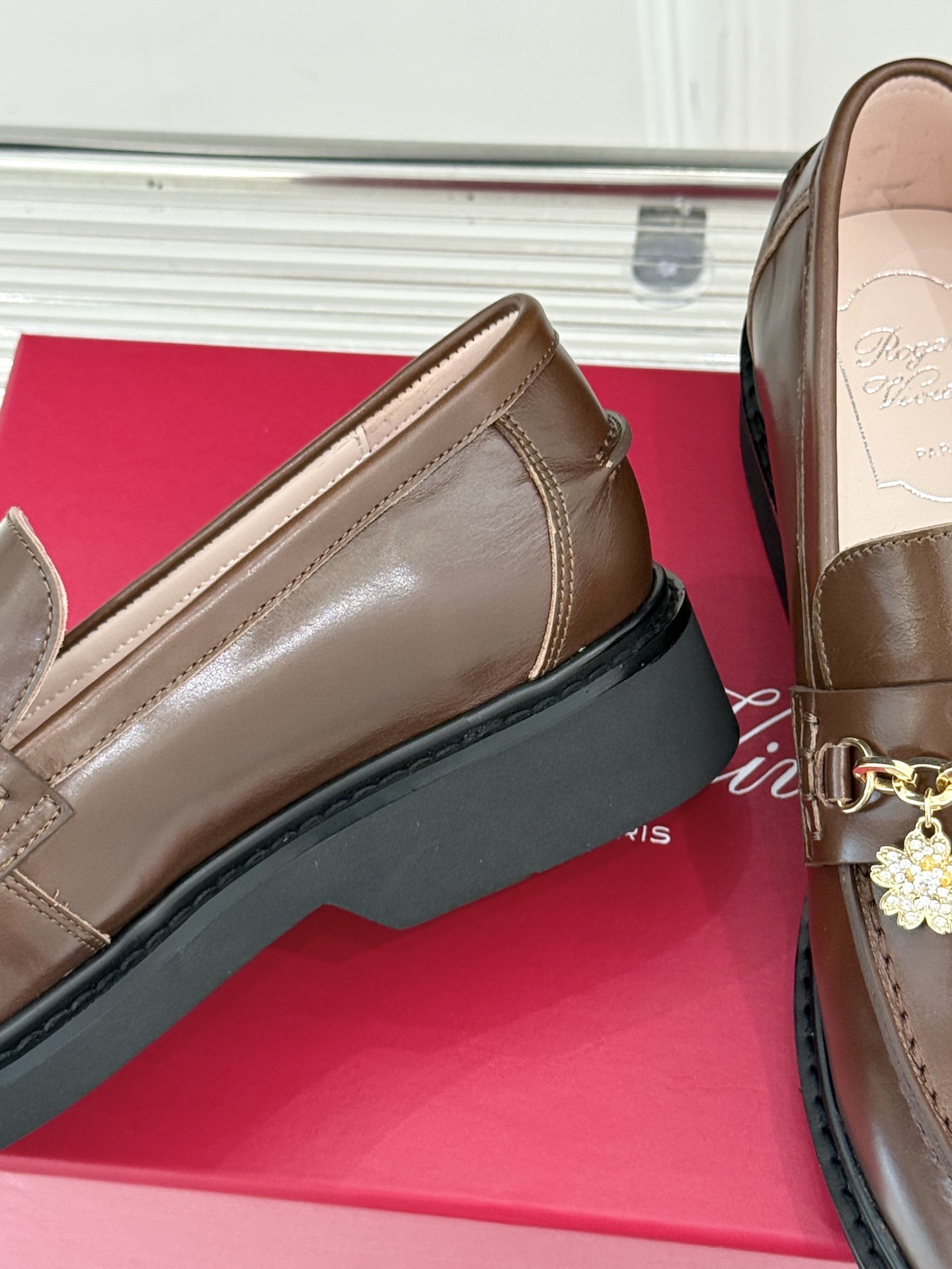 
Roger Vivier/ RV25ss新品水钻链条乐福鞋
这绝对是你鞋柜中不可缺少的时髦担当。
经典