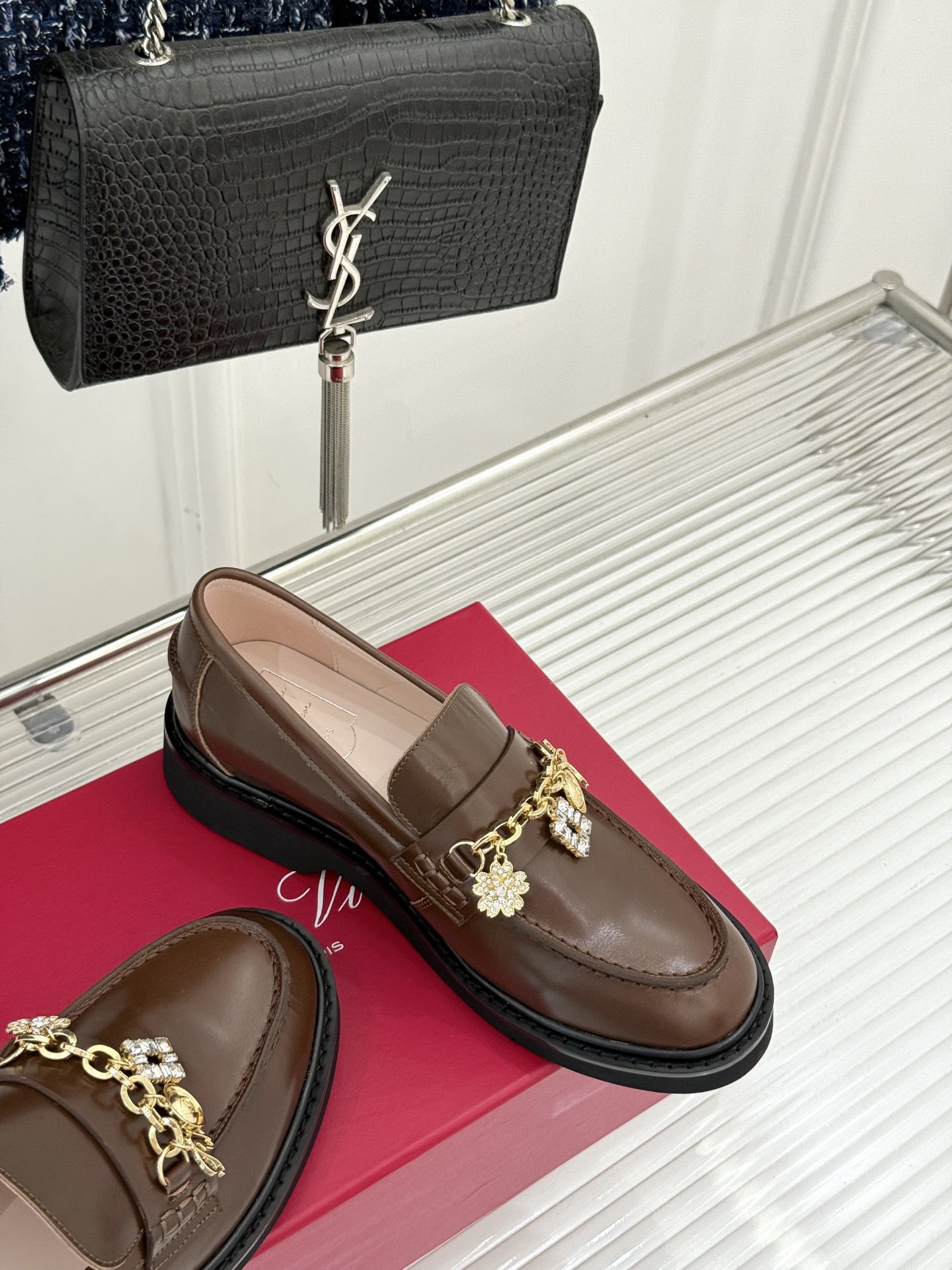 
Roger Vivier/ RV25ss新品水钻链条乐福鞋
这绝对是你鞋柜中不可缺少的时髦担当。
经典