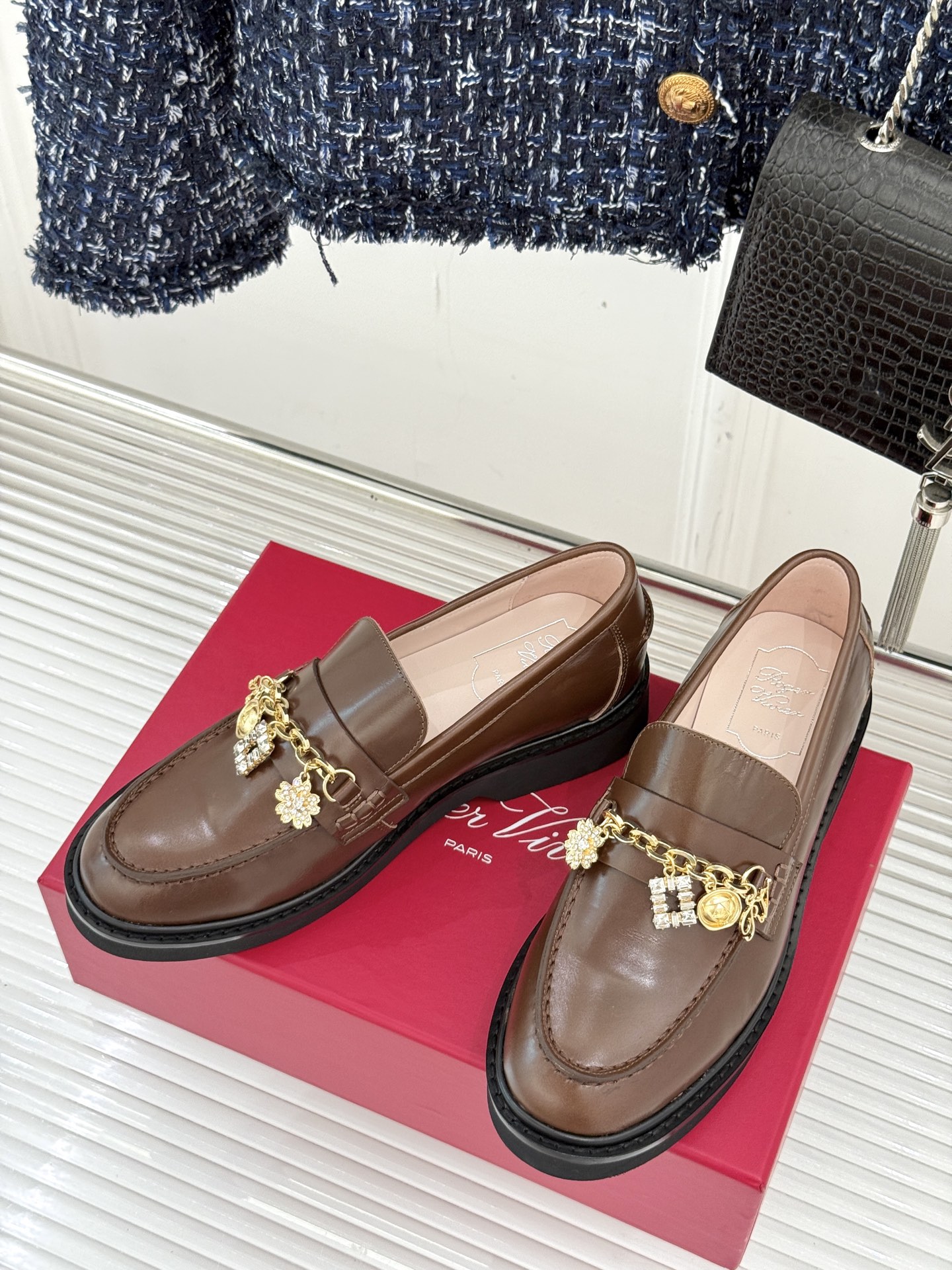 
Roger Vivier/ RV25ss新品水钻链条乐福鞋
这绝对是你鞋柜中不可缺少的时髦担当。
经典