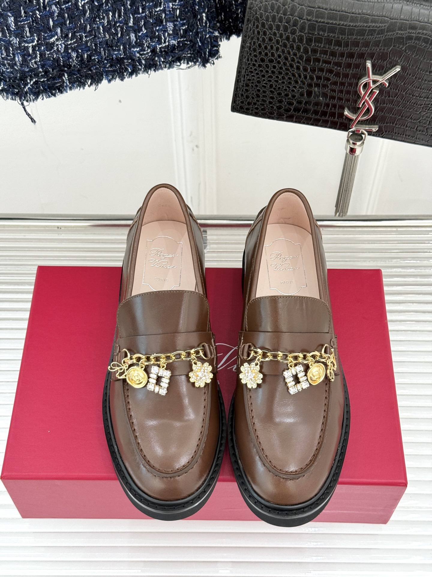 
Roger Vivier/ RV25ss新品水钻链条乐福鞋
这绝对是你鞋柜中不可缺少的时髦担当。
经典