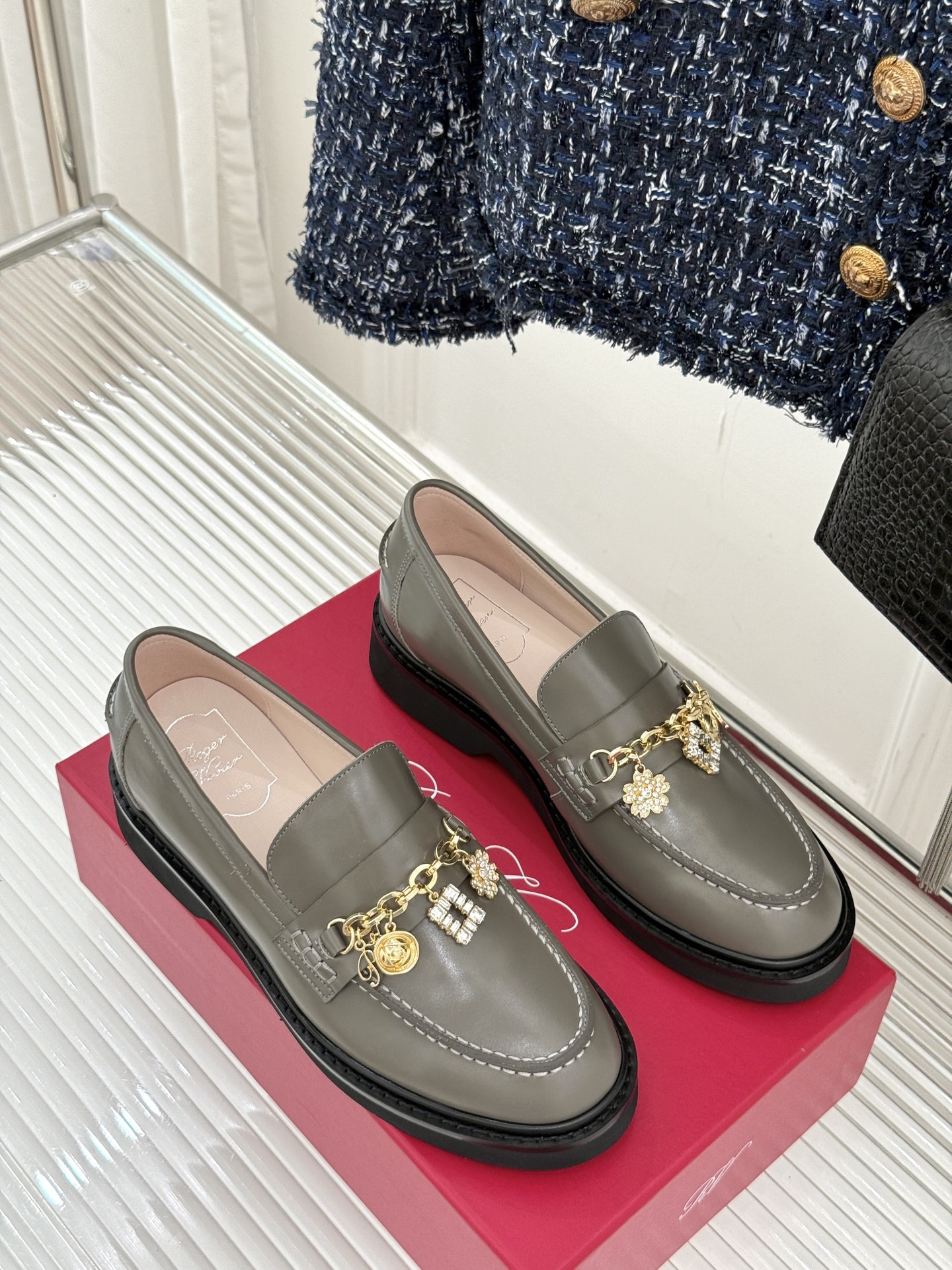 
Roger Vivier/ RV25ss新品水钻链条乐福鞋
这绝对是你鞋柜中不可缺少的时髦担当。
经典
