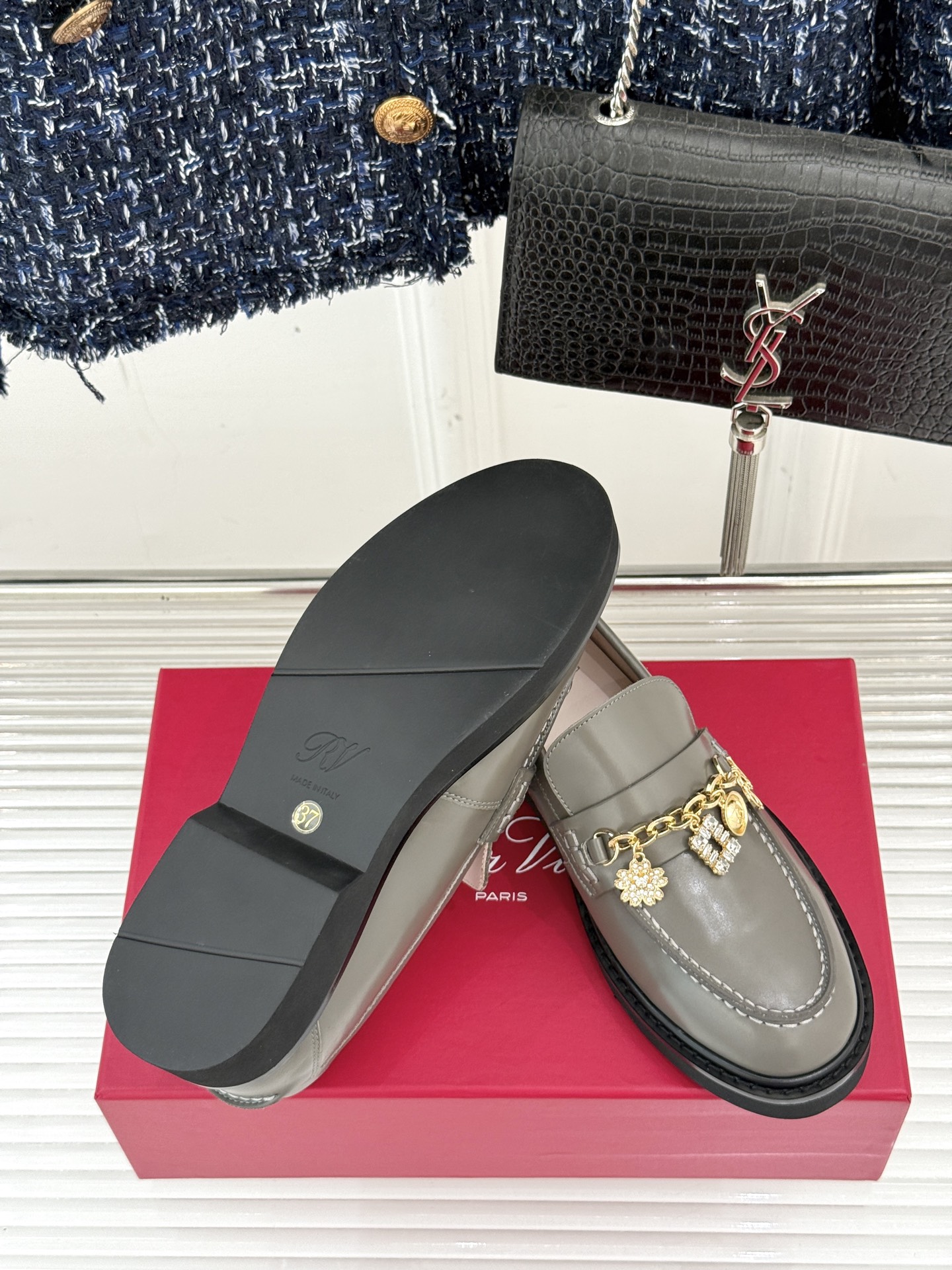 
Roger Vivier/ RV25ss新品水钻链条乐福鞋
这绝对是你鞋柜中不可缺少的时髦担当。
经典