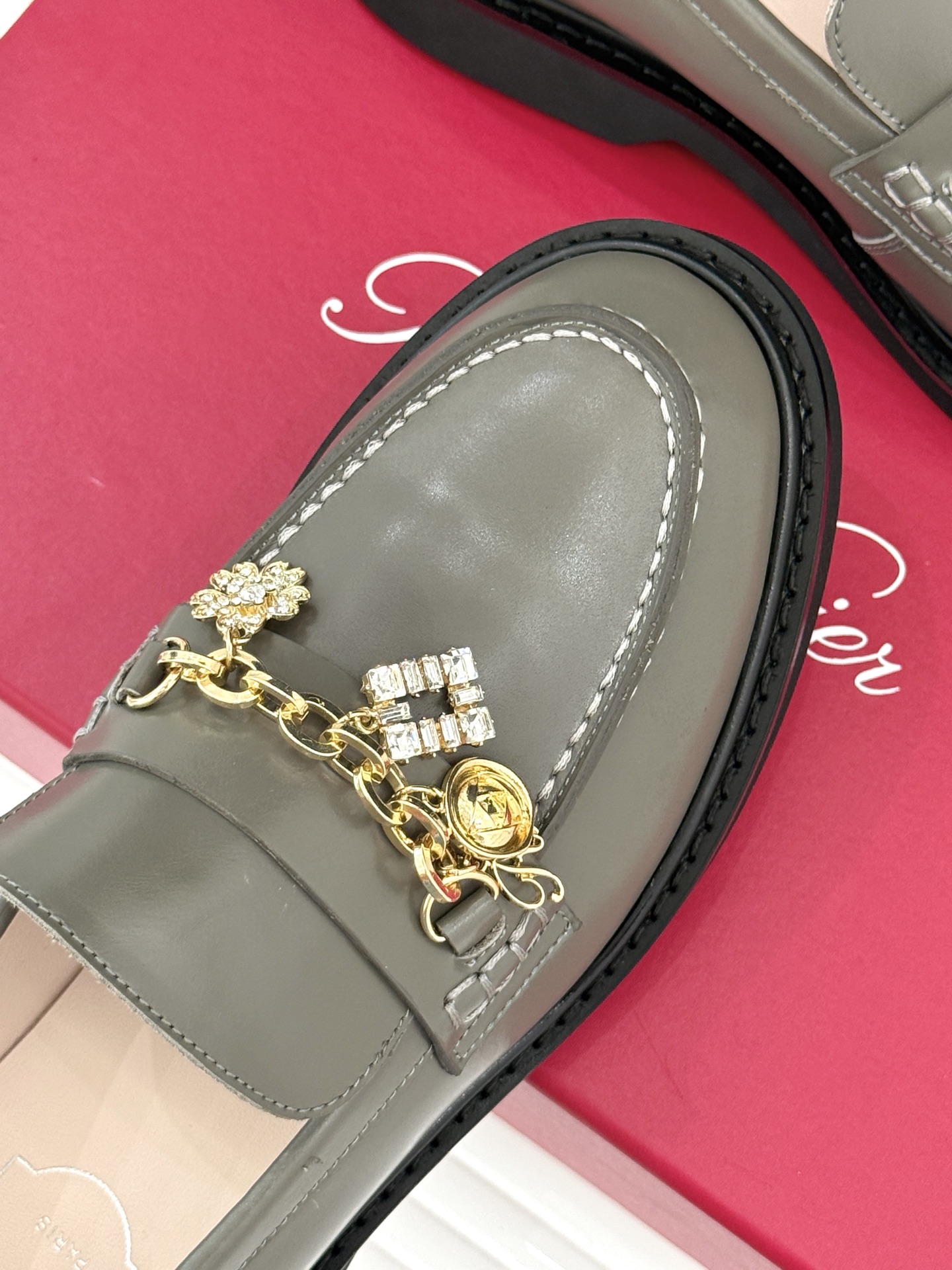 
Roger Vivier/ RV25ss新品水钻链条乐福鞋
这绝对是你鞋柜中不可缺少的时髦担当。
经典