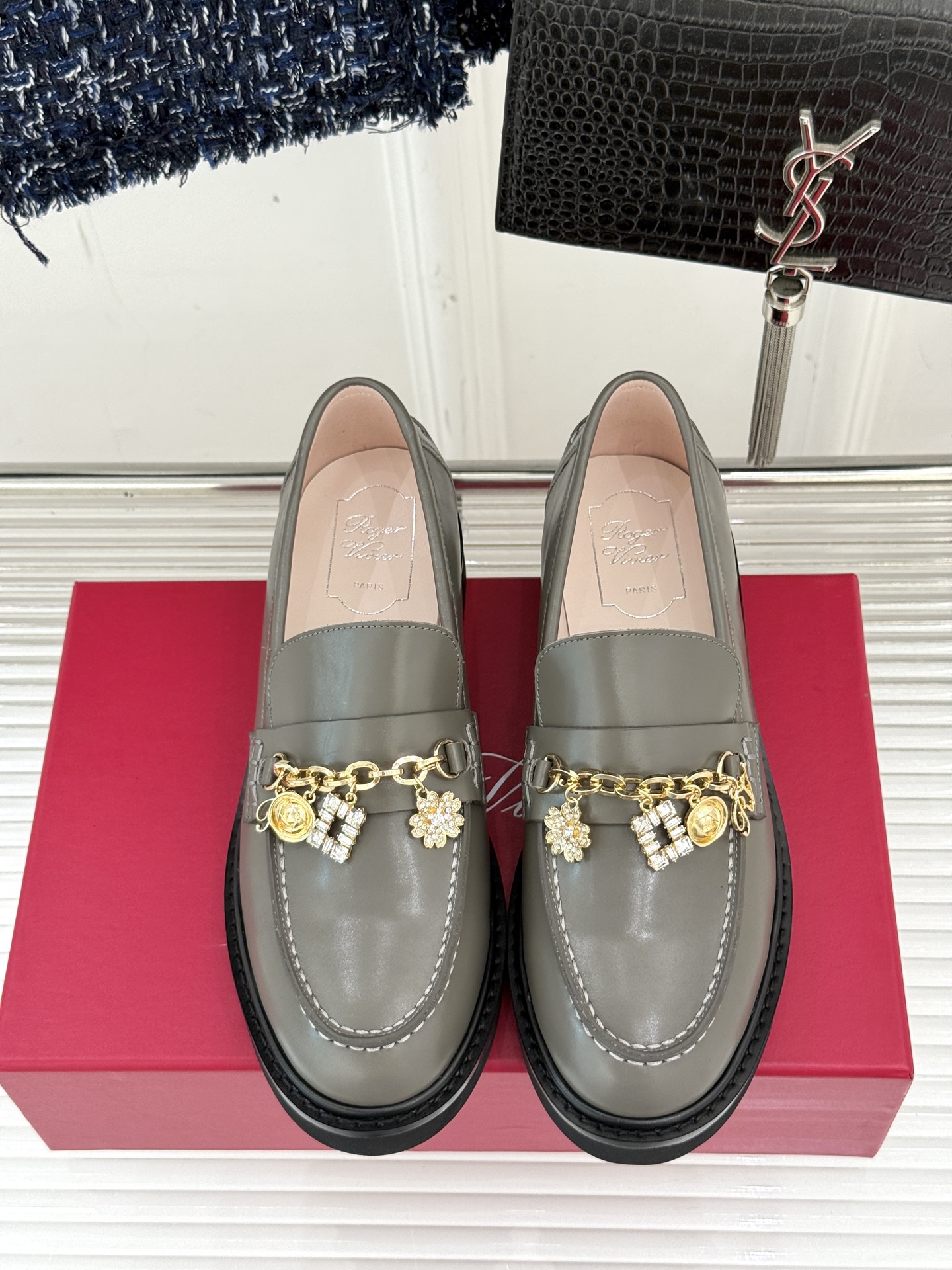 
Roger Vivier/ RV25ss新品水钻链条乐福鞋
这绝对是你鞋柜中不可缺少的时髦担当。
经典