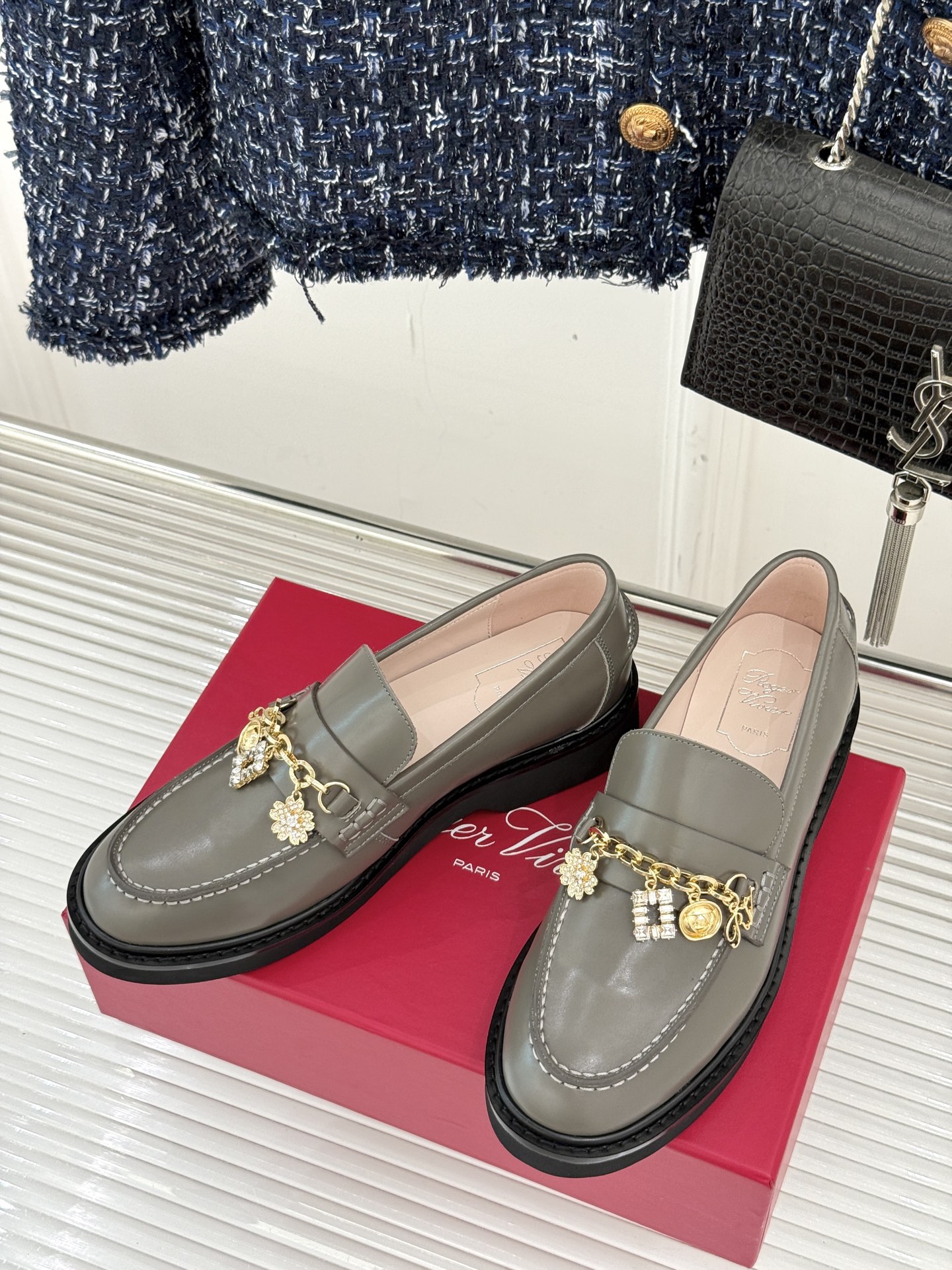 
Roger Vivier/ RV25ss新品水钻链条乐福鞋
这绝对是你鞋柜中不可缺少的时髦担当。
经典