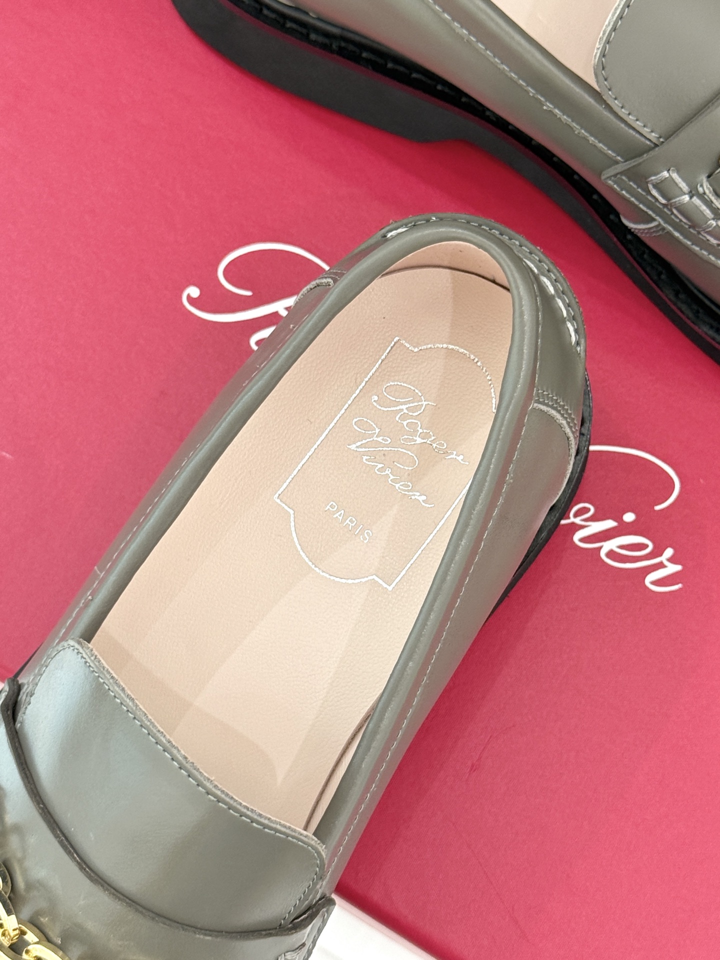 
Roger Vivier/ RV25ss新品水钻链条乐福鞋
这绝对是你鞋柜中不可缺少的时髦担当。
经典